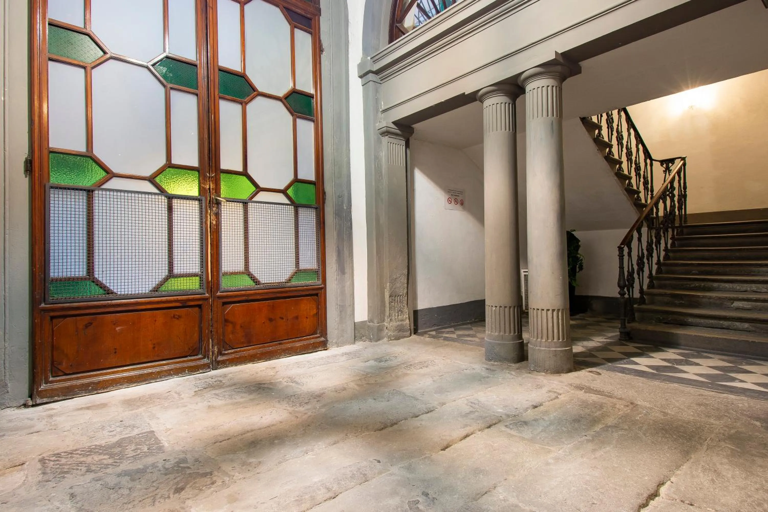 Facade/entrance in N4U Guest House Florence