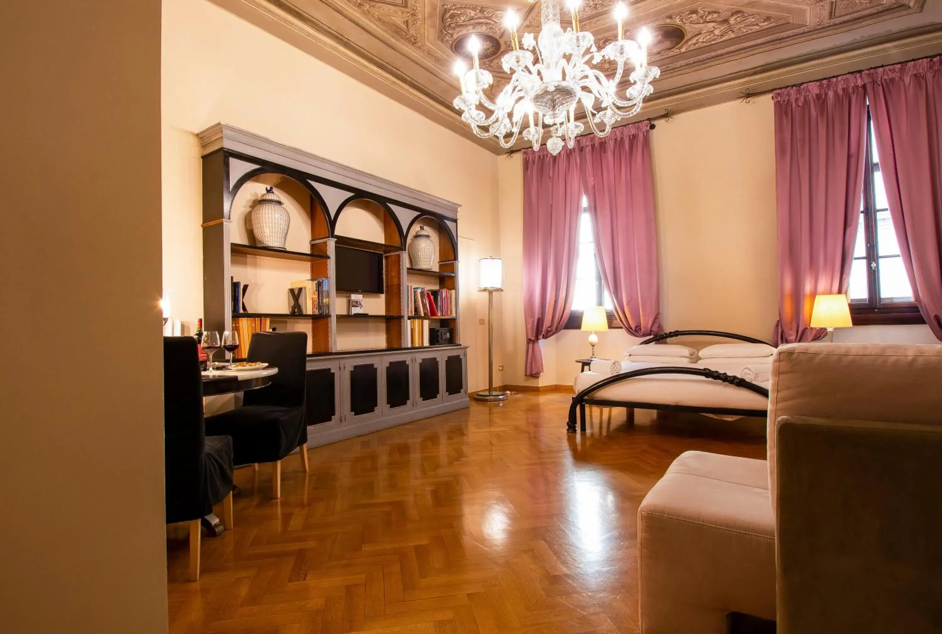 Superior King Room in N4U Guest House Florence Superior King Room in N4U Guest House Florence
