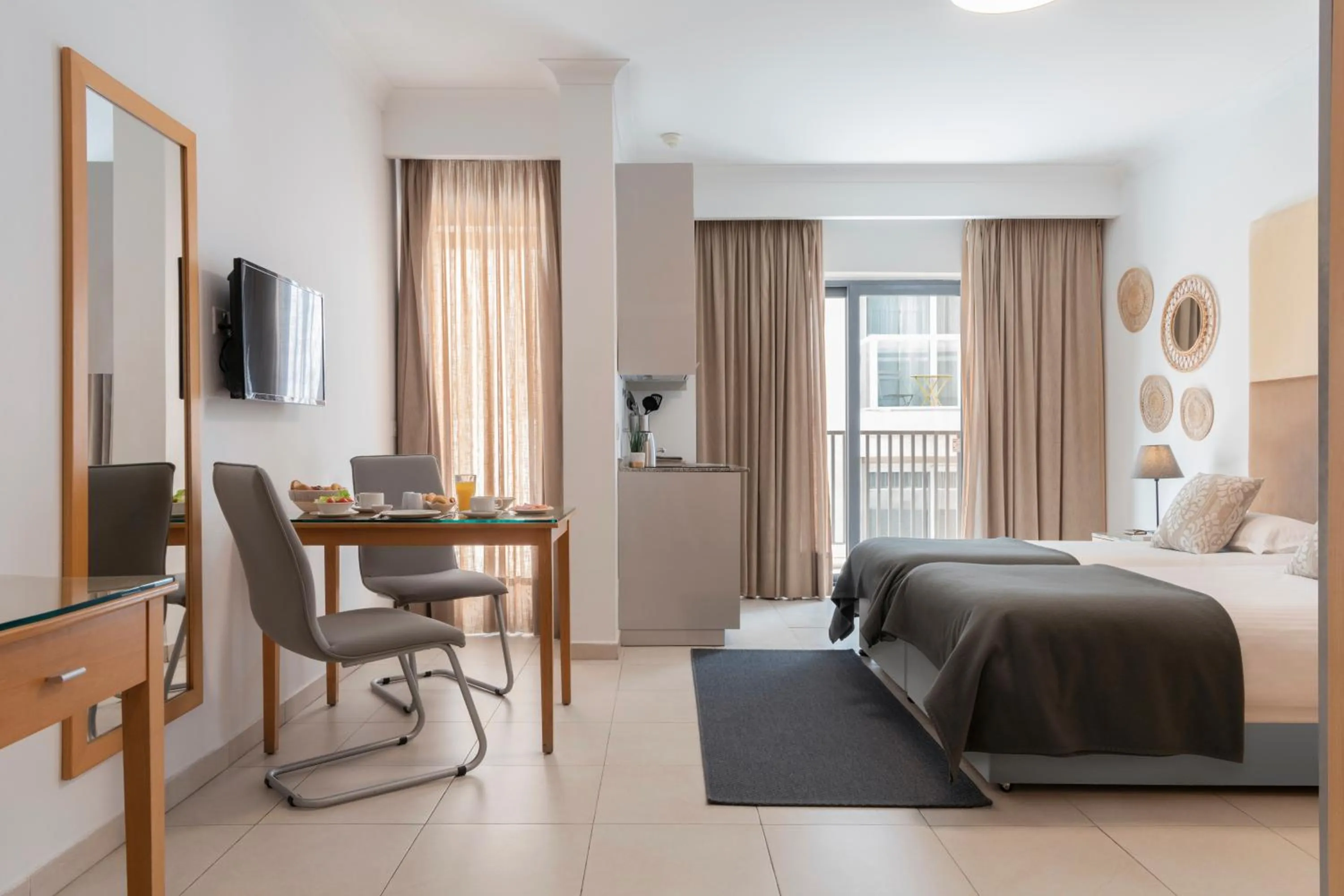 Bedroom, Bed in Plaza Regency Hotels