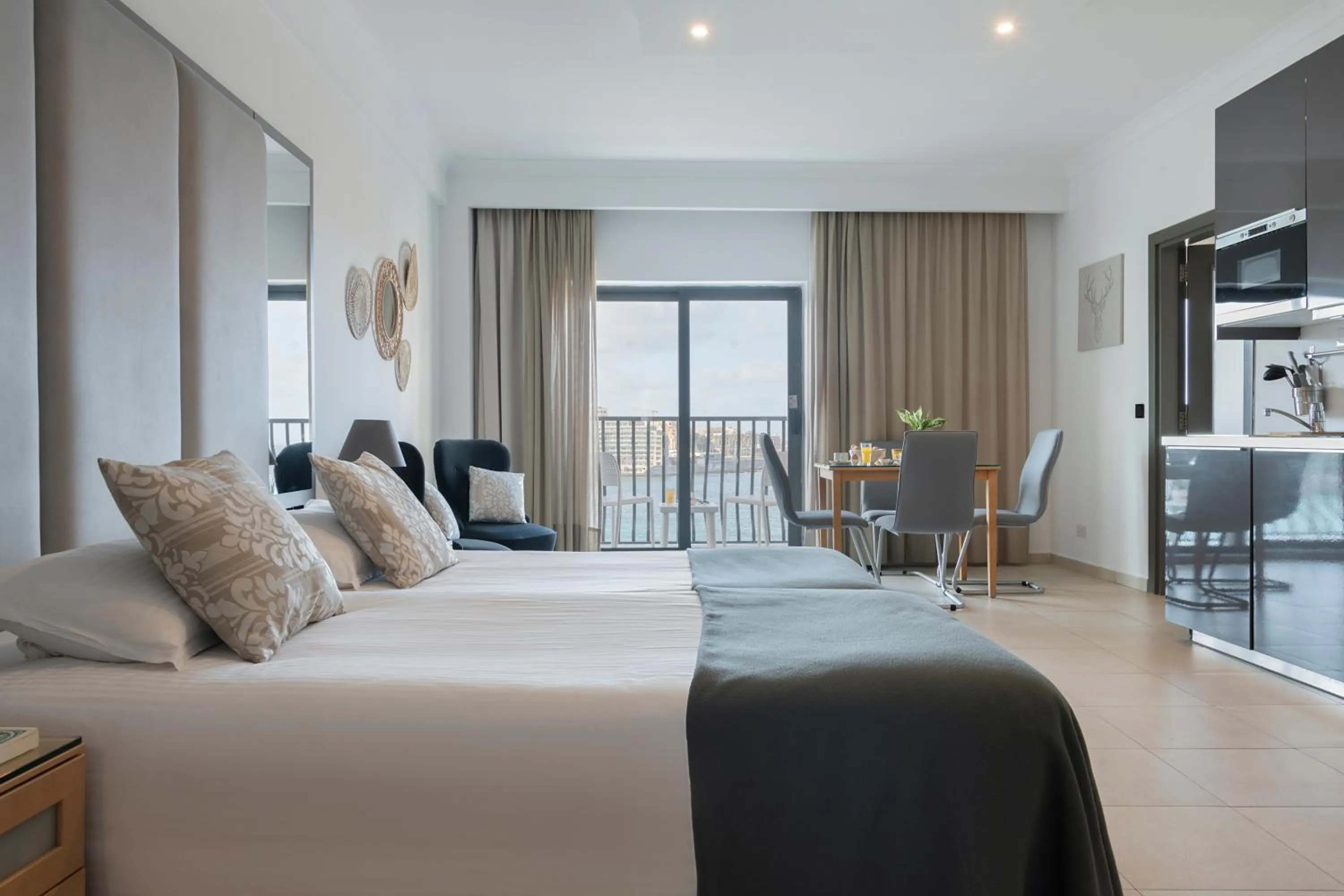 Bedroom, Bed in Plaza Regency Hotels