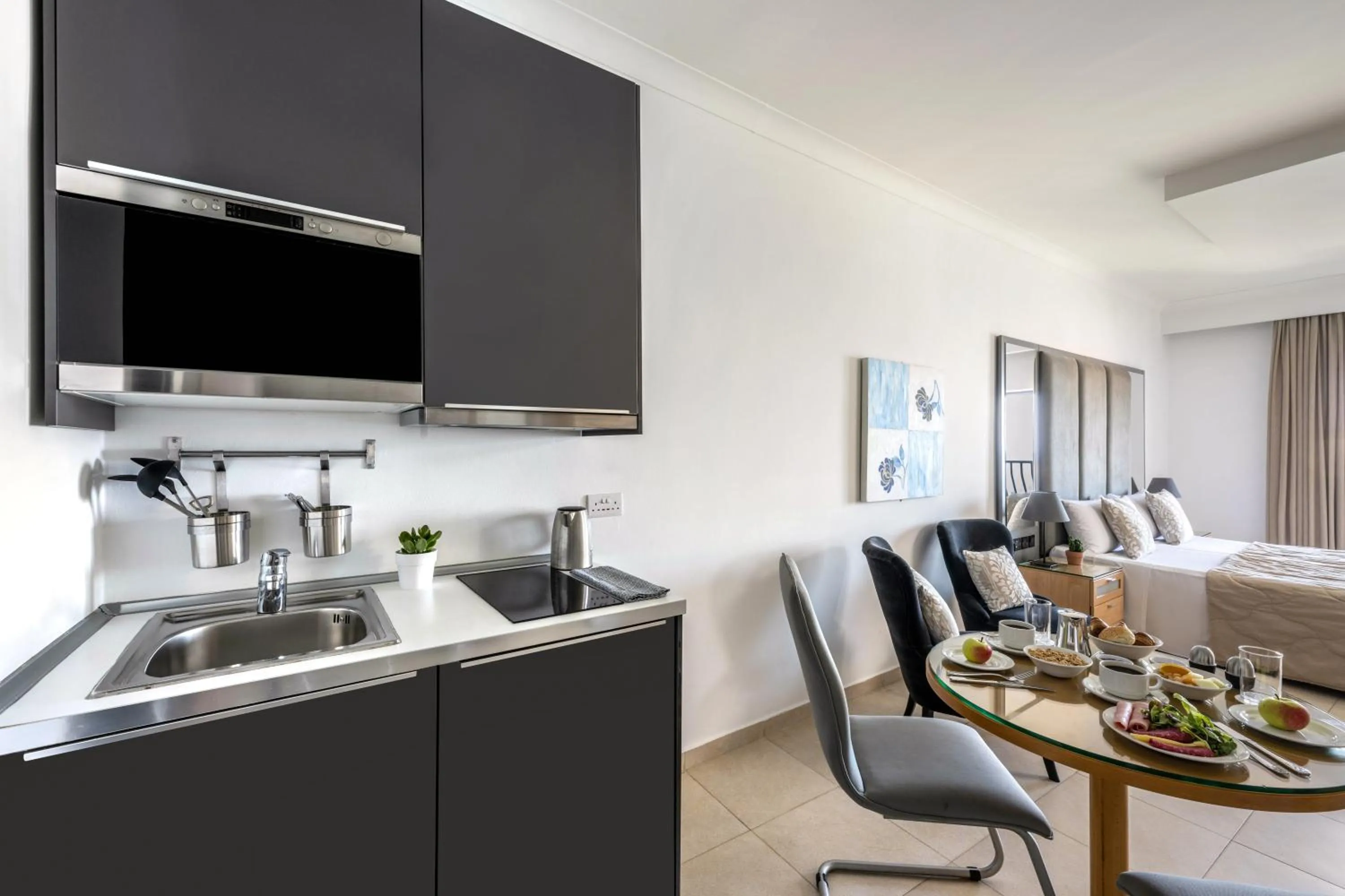 Kitchen or kitchenette in Plaza Regency Hotels