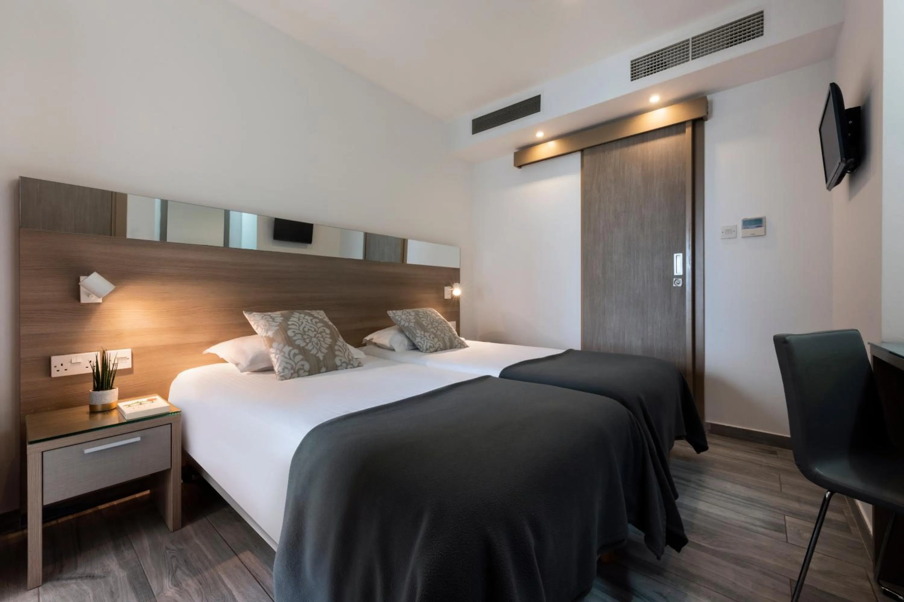 Bedroom, Bed in Plaza Regency Hotels