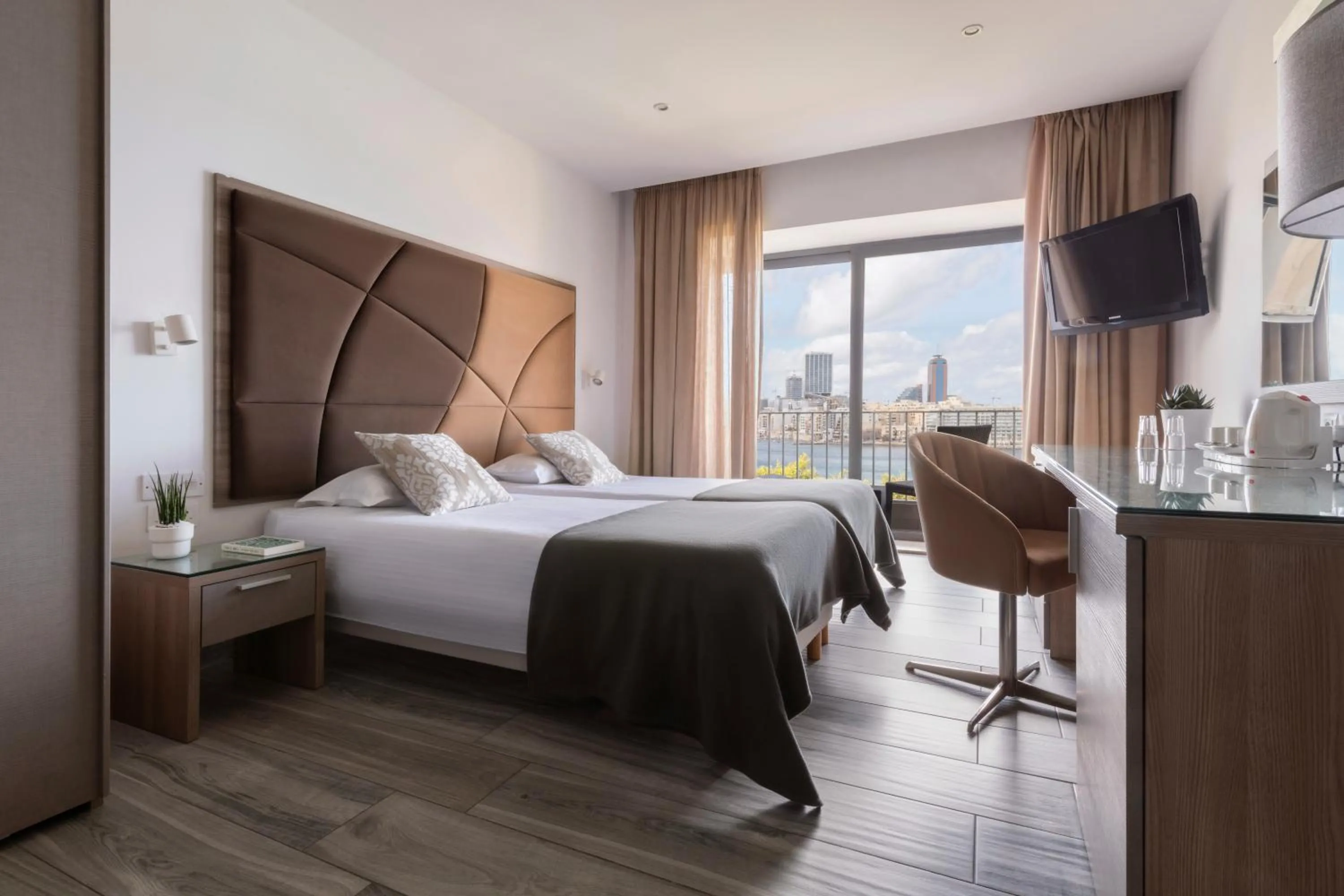 Bedroom, Bed in Plaza Regency Hotels