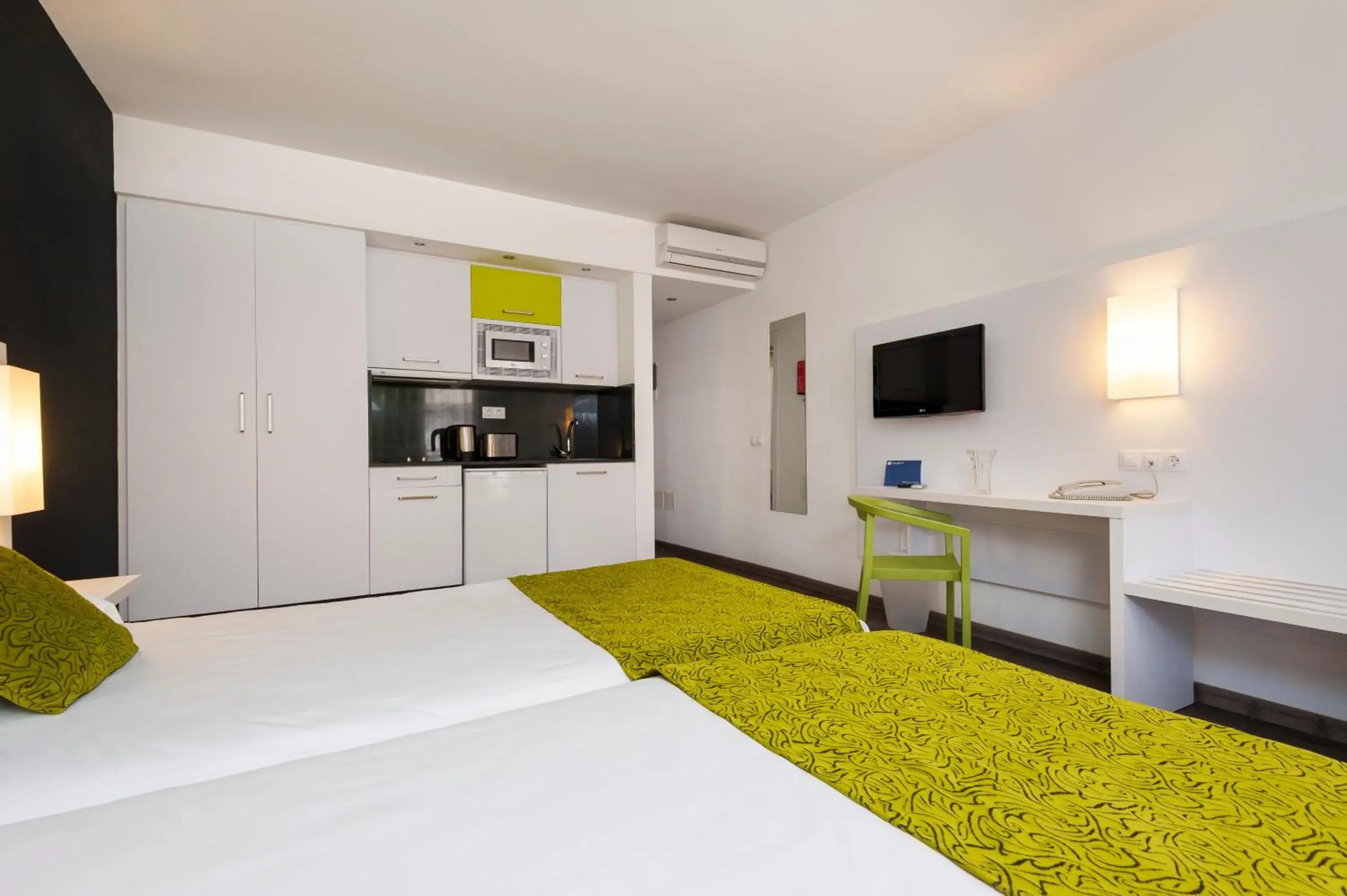 Dining area, Bed in Kn Aparthotel Columbus Dining area, Bed in Kn Aparthotel Columbus