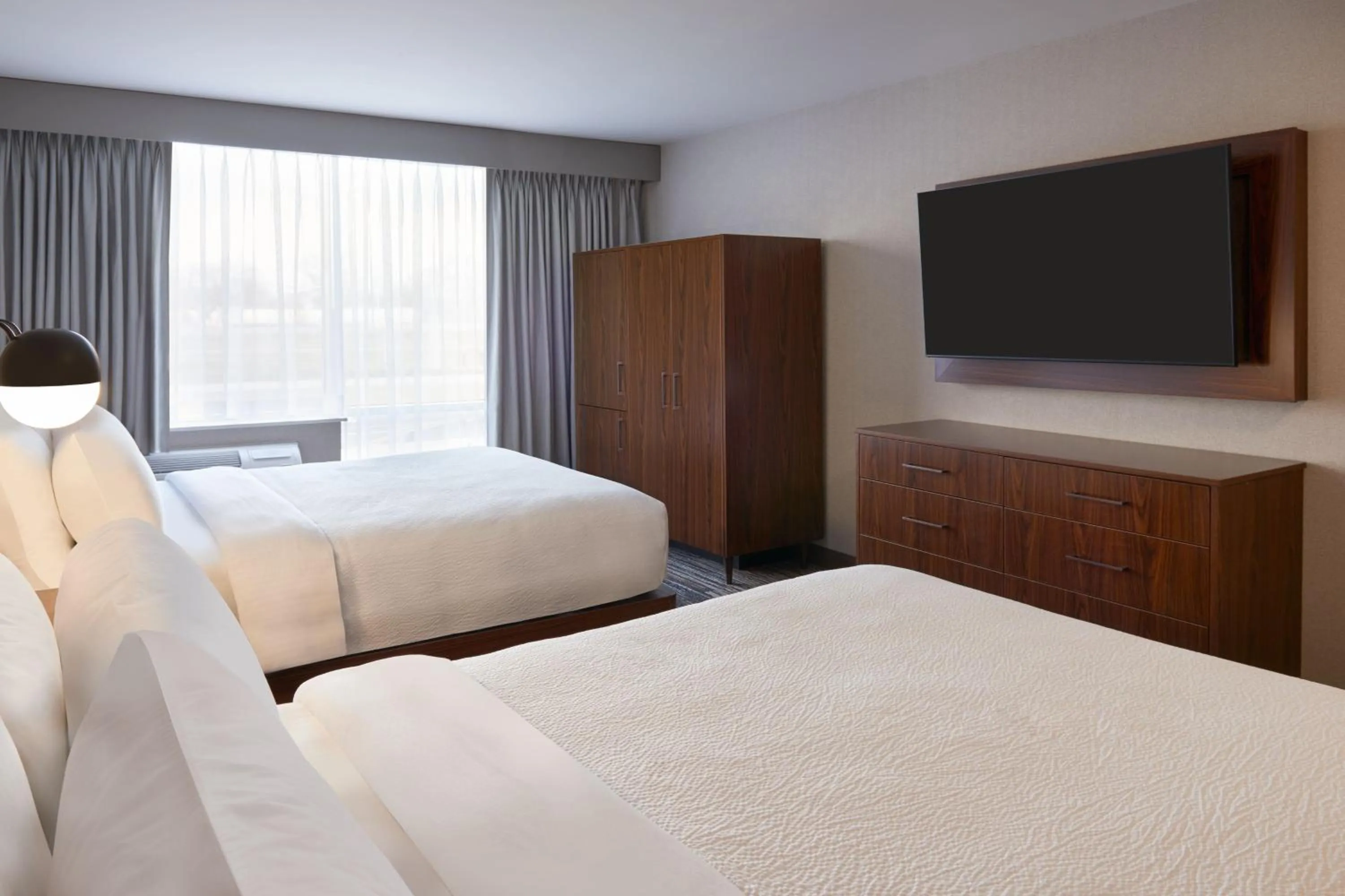 Photo of the whole room, Bed in Four Points by Sheraton Point Edward Sarnia