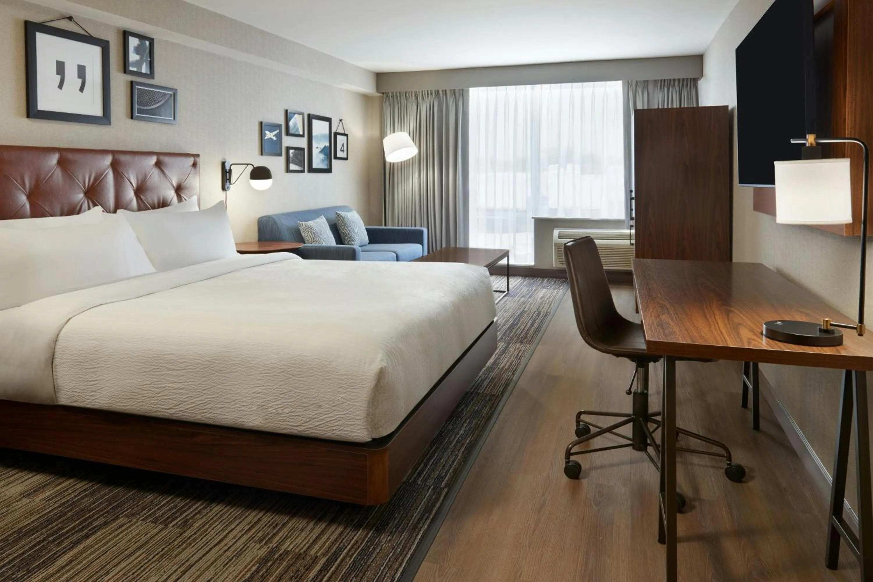 Lounge or bar, Bed in Sunbridge Hotel & Conference Centre Sarnia