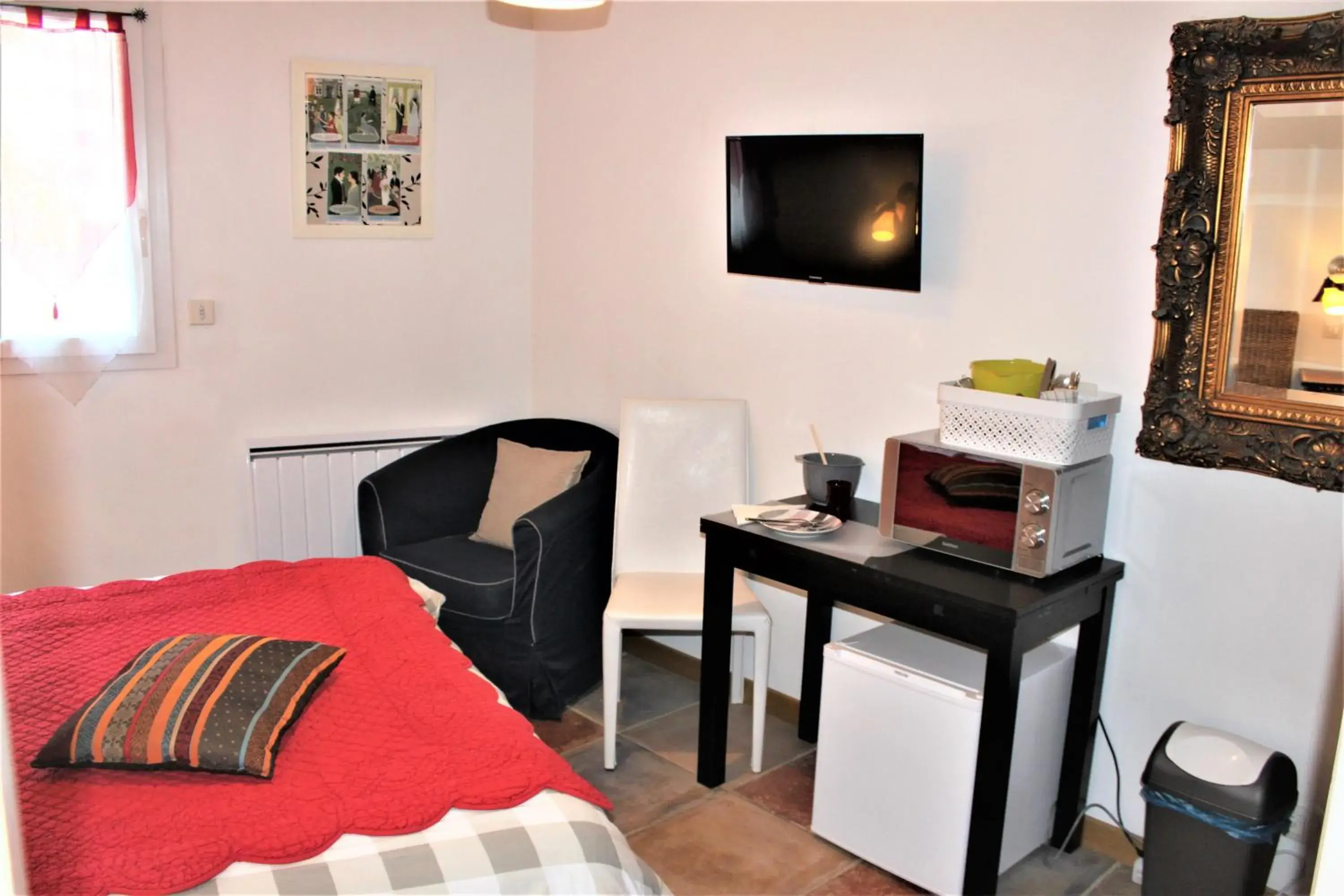 Dining area, Bed in Logis Hôtel La Villa Boucicaut Dining area, Bed in Logis Hôtel La Villa Boucicaut