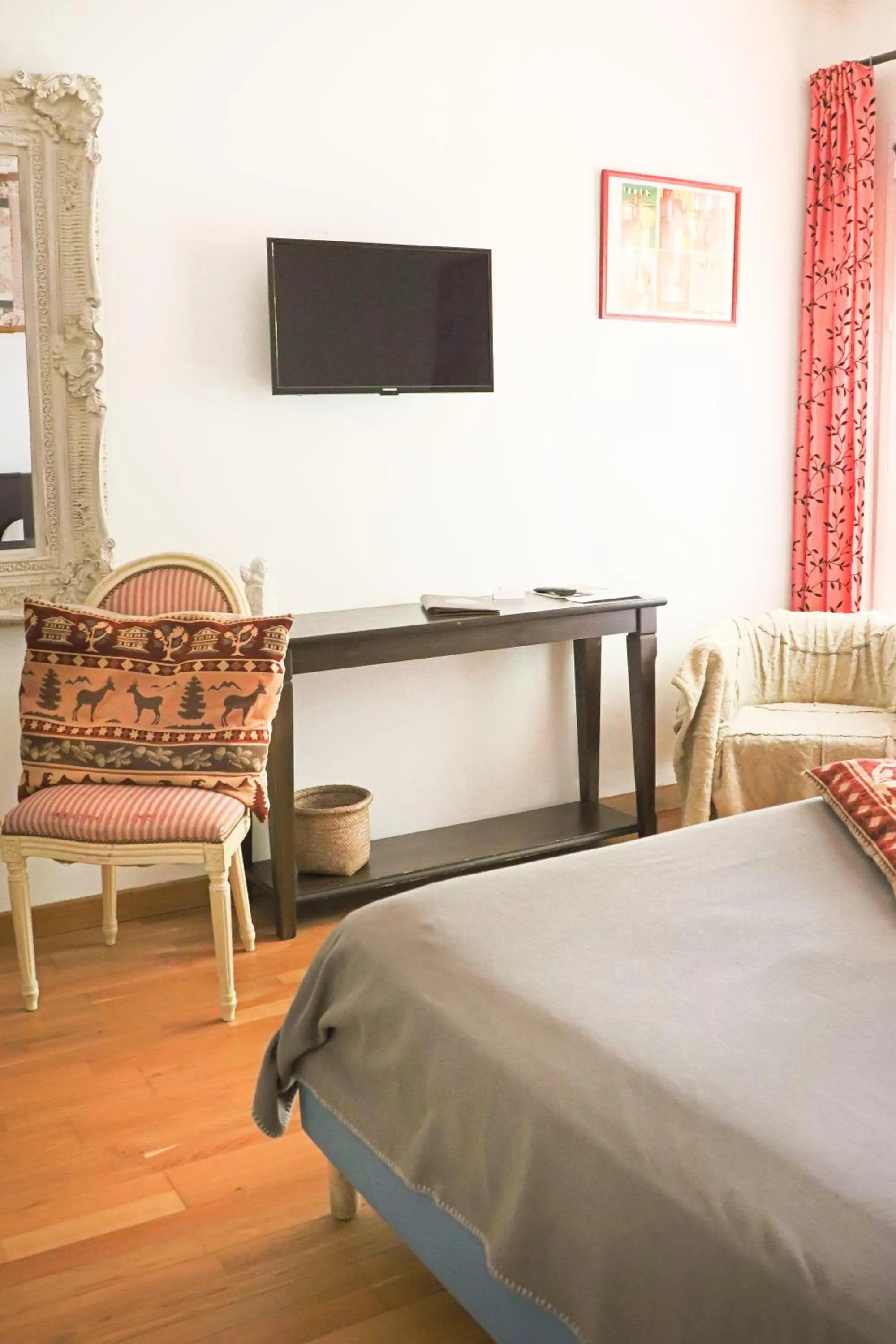 TV and multimedia, Bed in Logis Hôtel La Villa Boucicaut