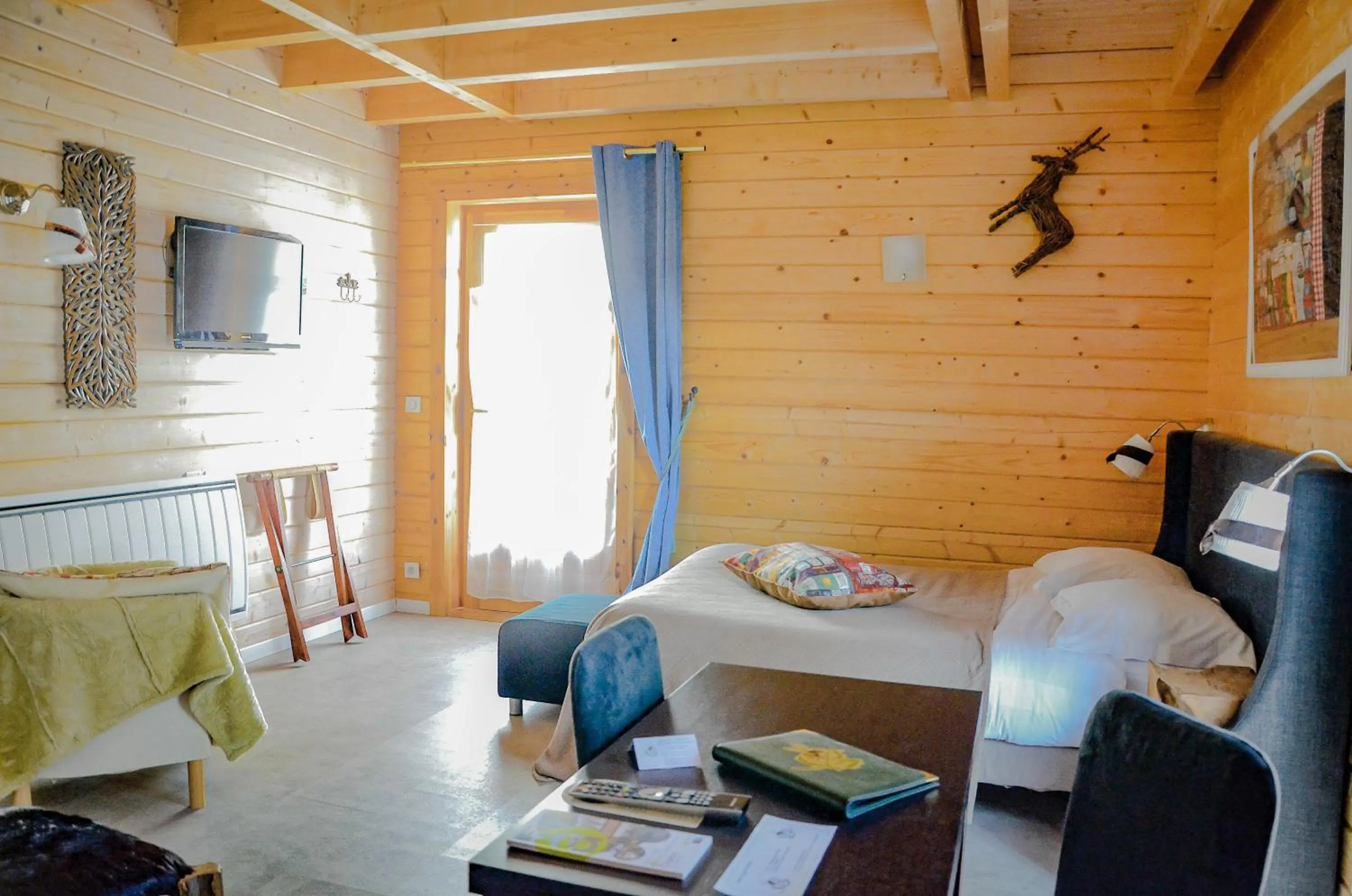 Bed in Logis Hôtel La Villa Boucicaut