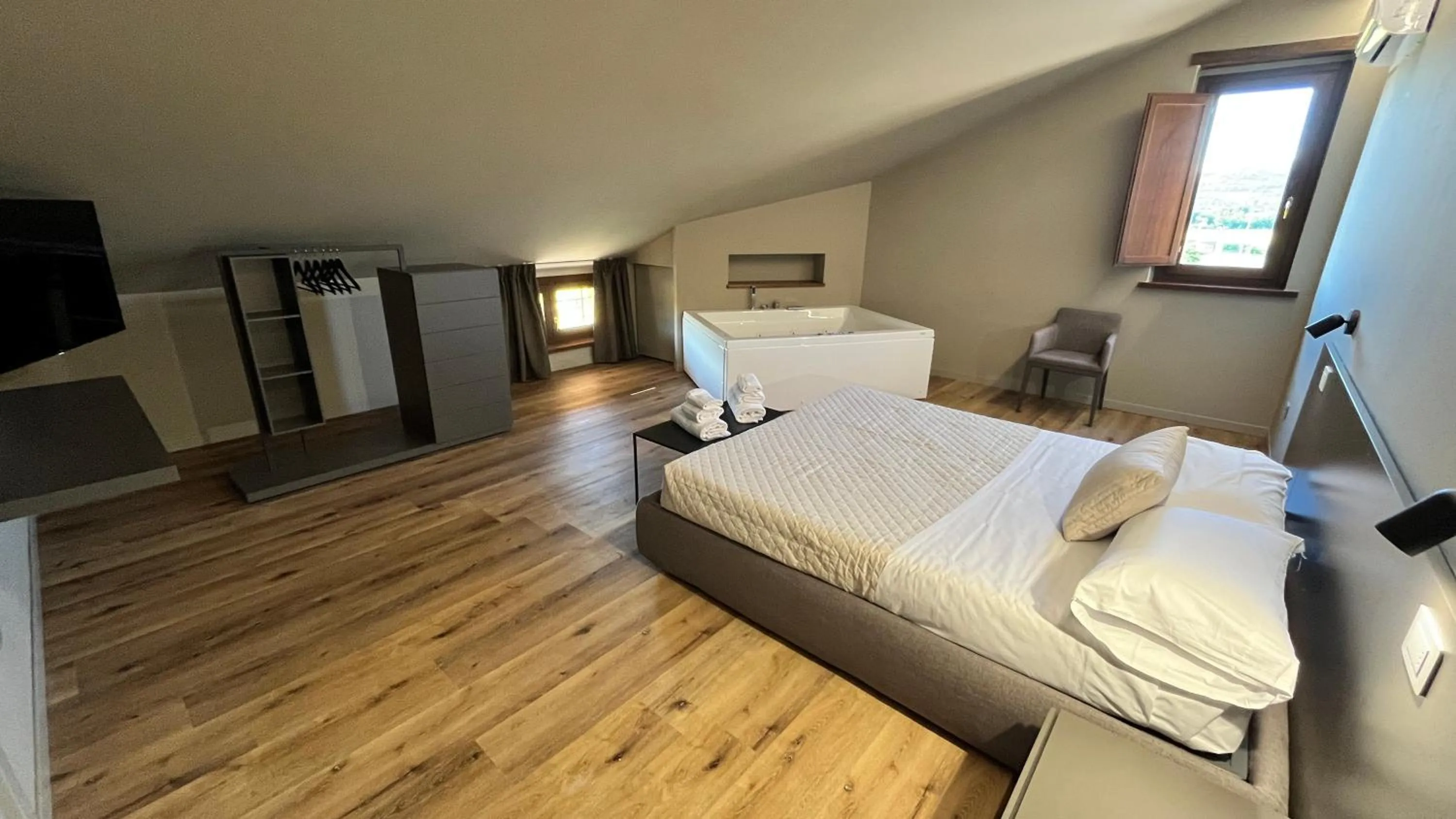 Hot Tub, Bed in Assisium Agriturismo