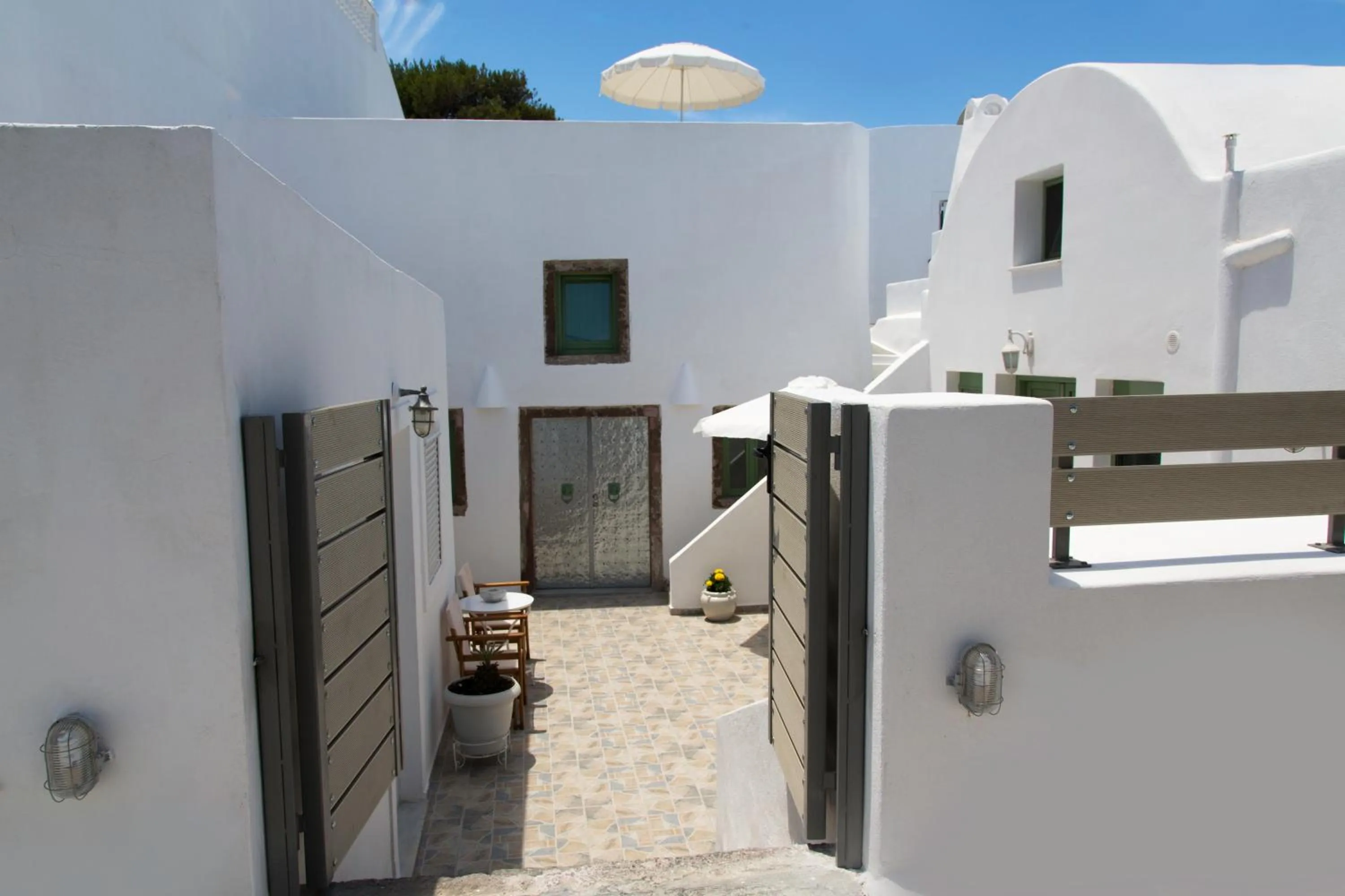 Facade/entrance in Ayoba Santorini