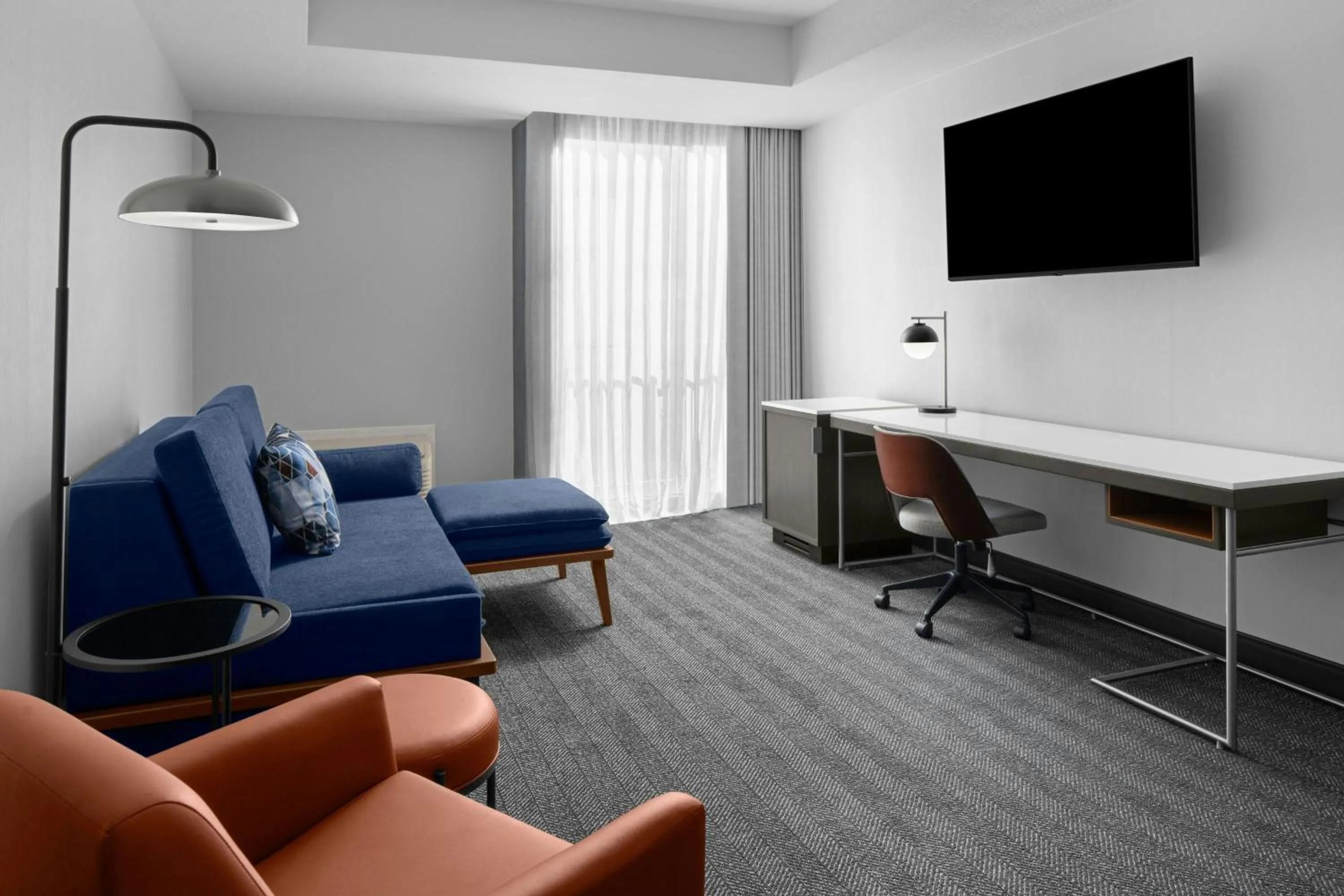 Living room in Courtyard San Jose Airport