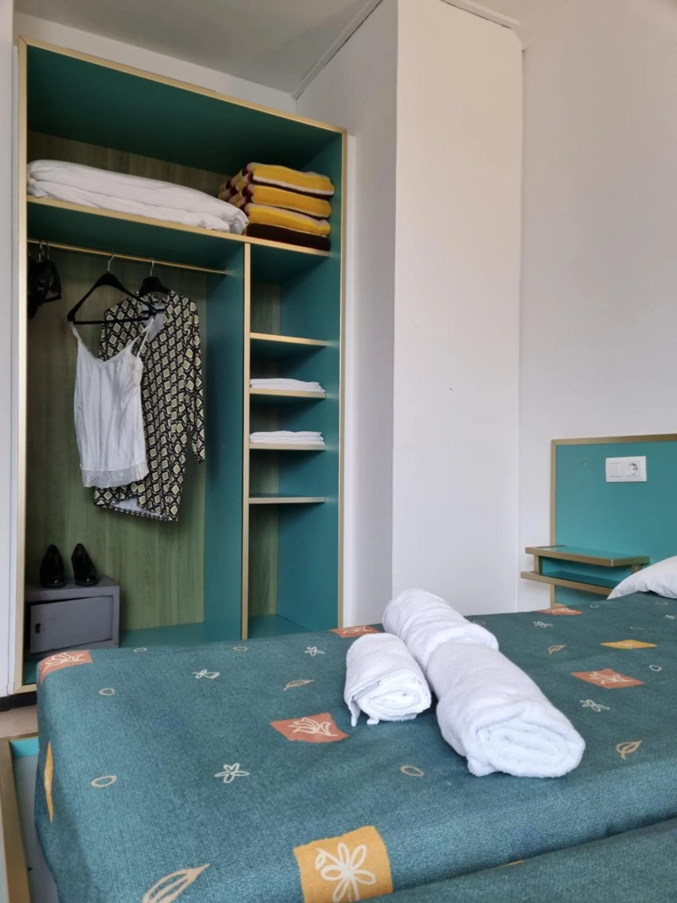 Property building, Bed in Apartments Lloret Sun