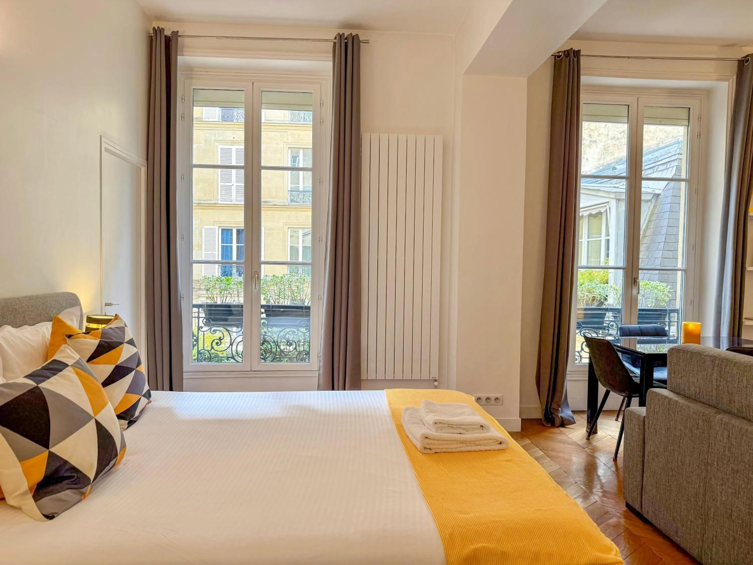 Balcony/Terrace, Bed in Paris Square