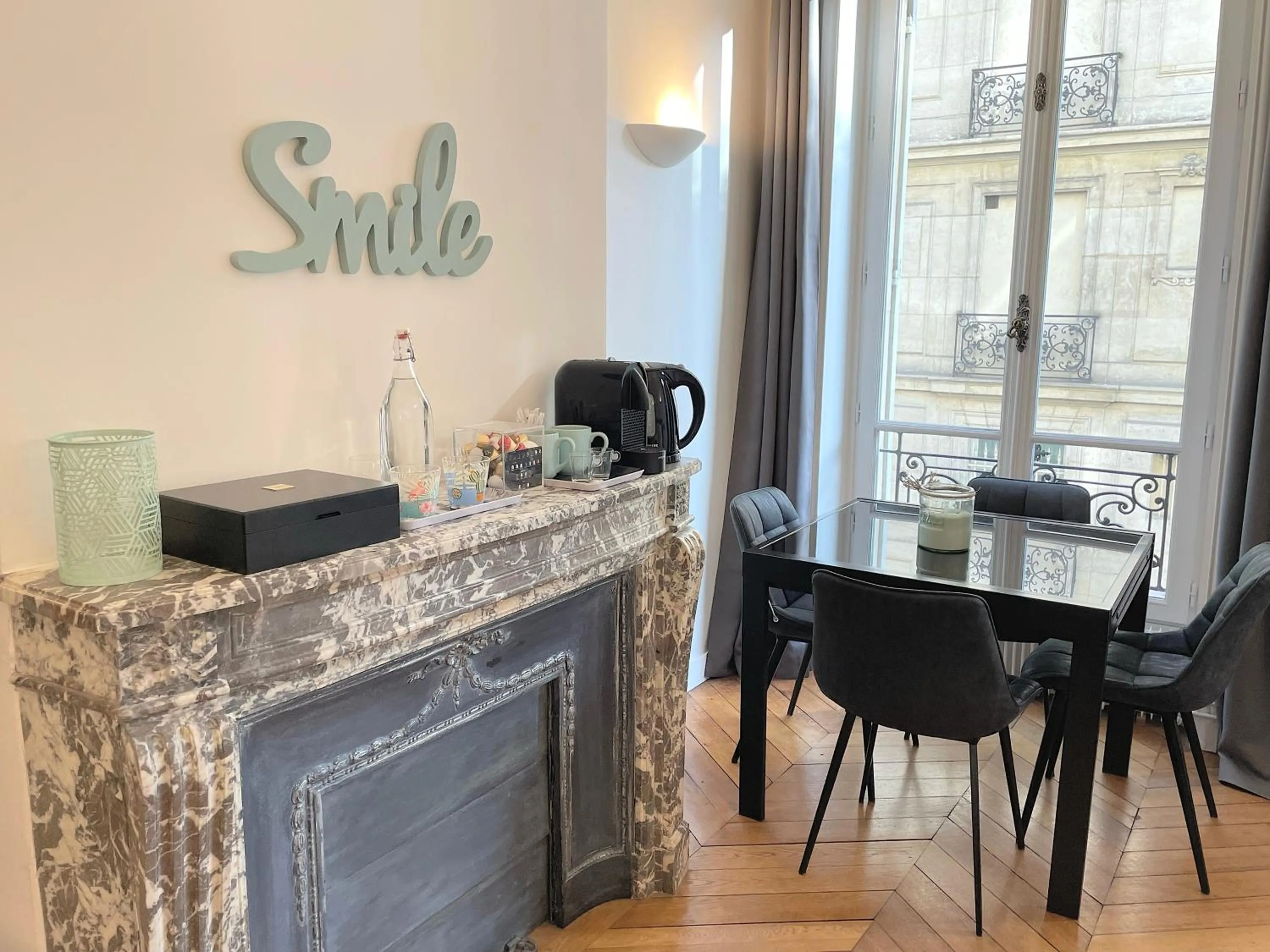 Bedroom in Paris Square