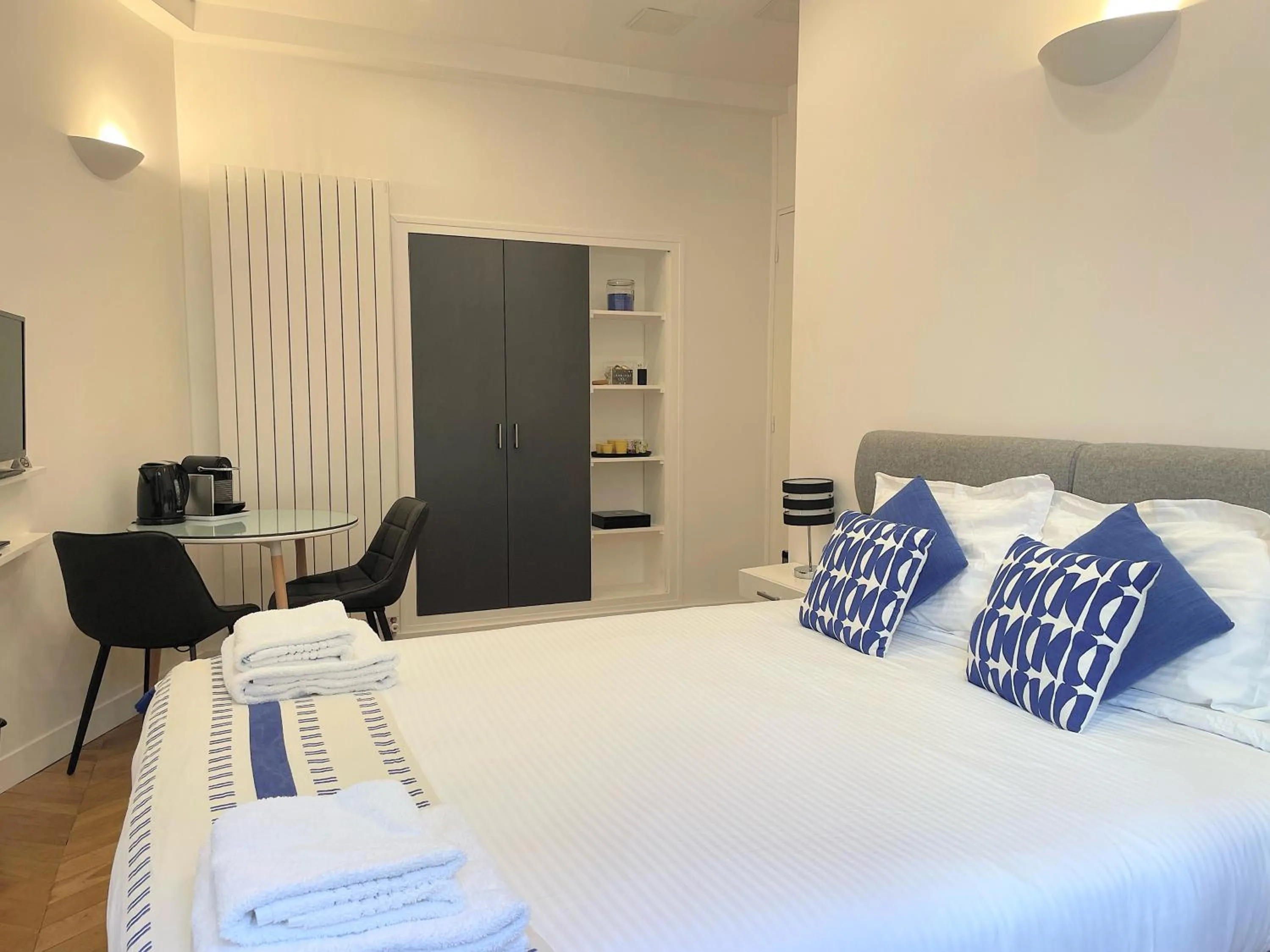 Superior Double Room in Paris Square