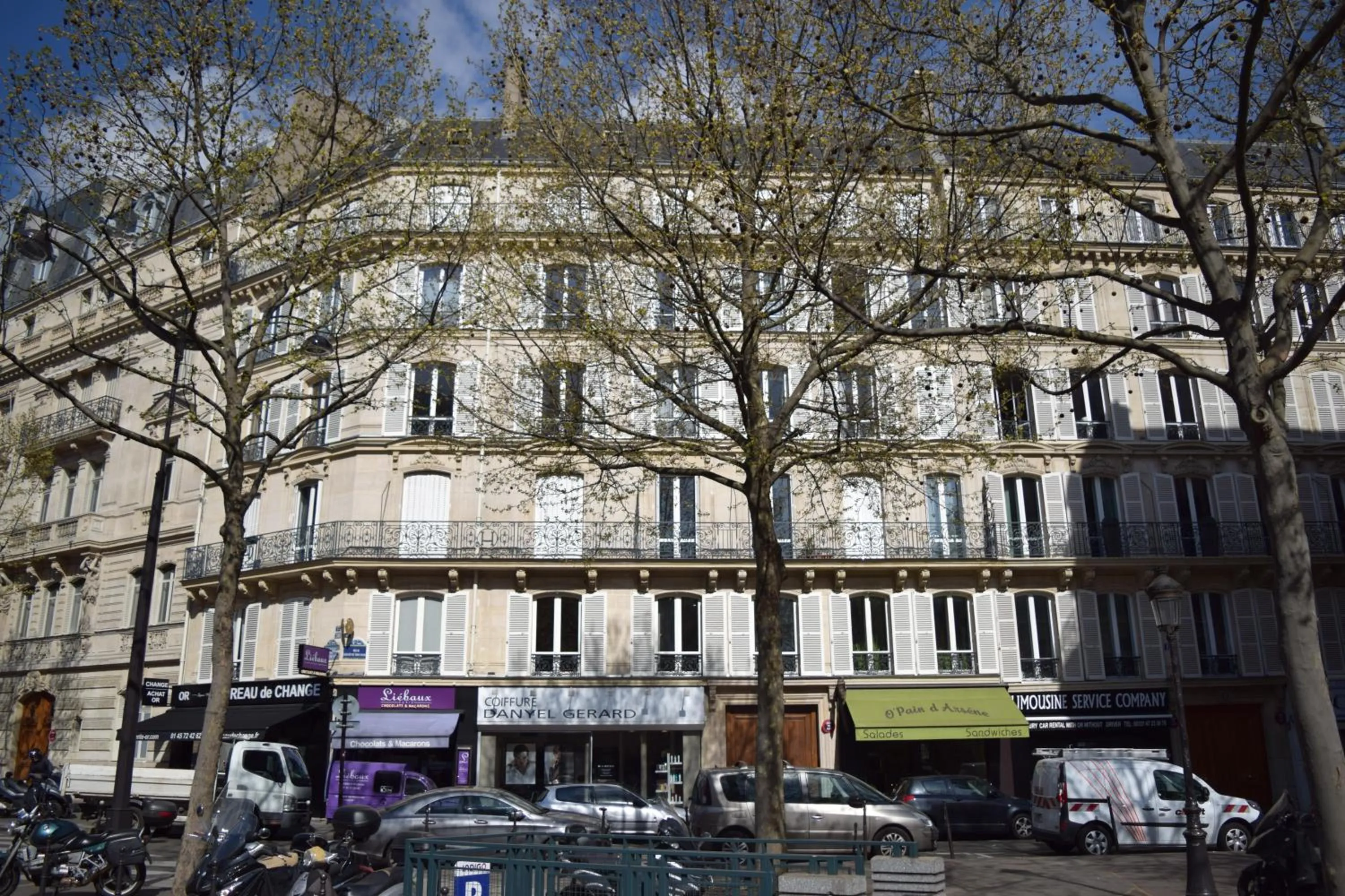 Property building in Paris Square
