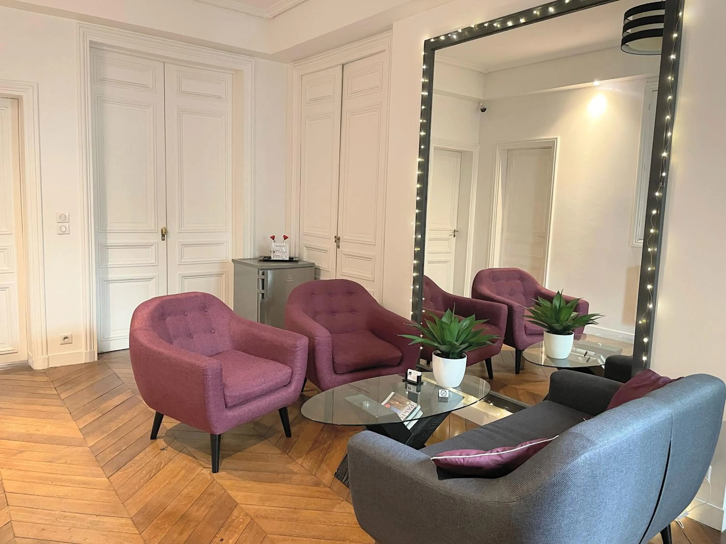 Facade/entrance in Paris Square