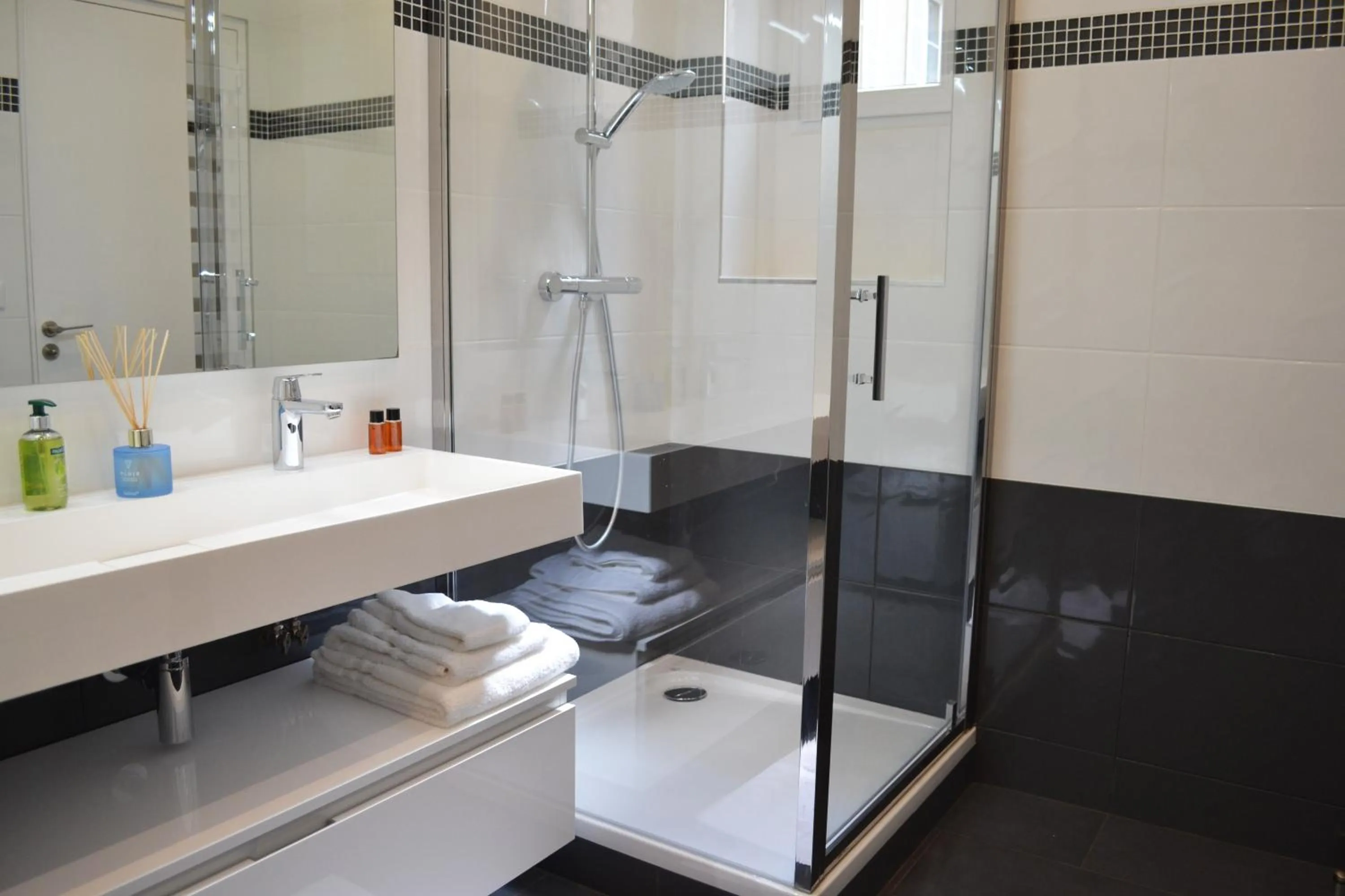 Shower in Paris Square