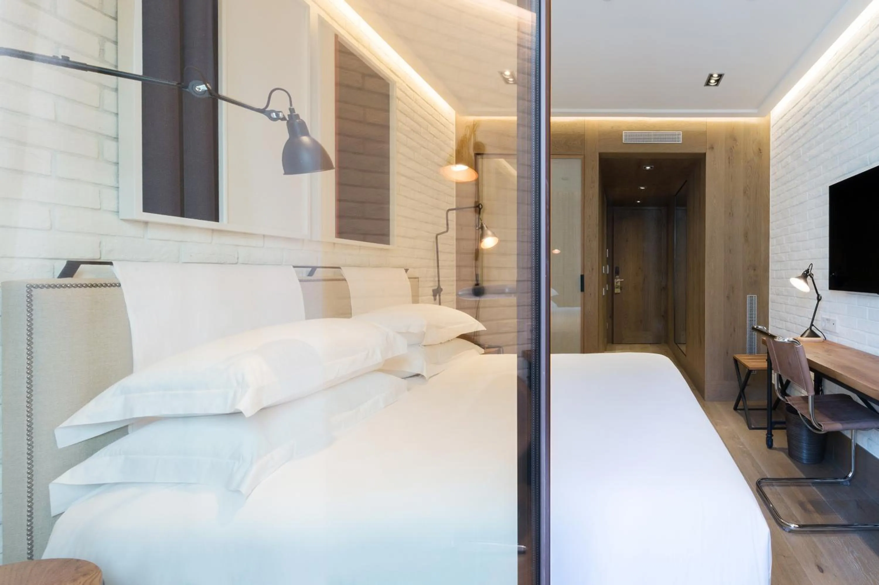 Photo of the whole room, Bed in The Corner Hotel