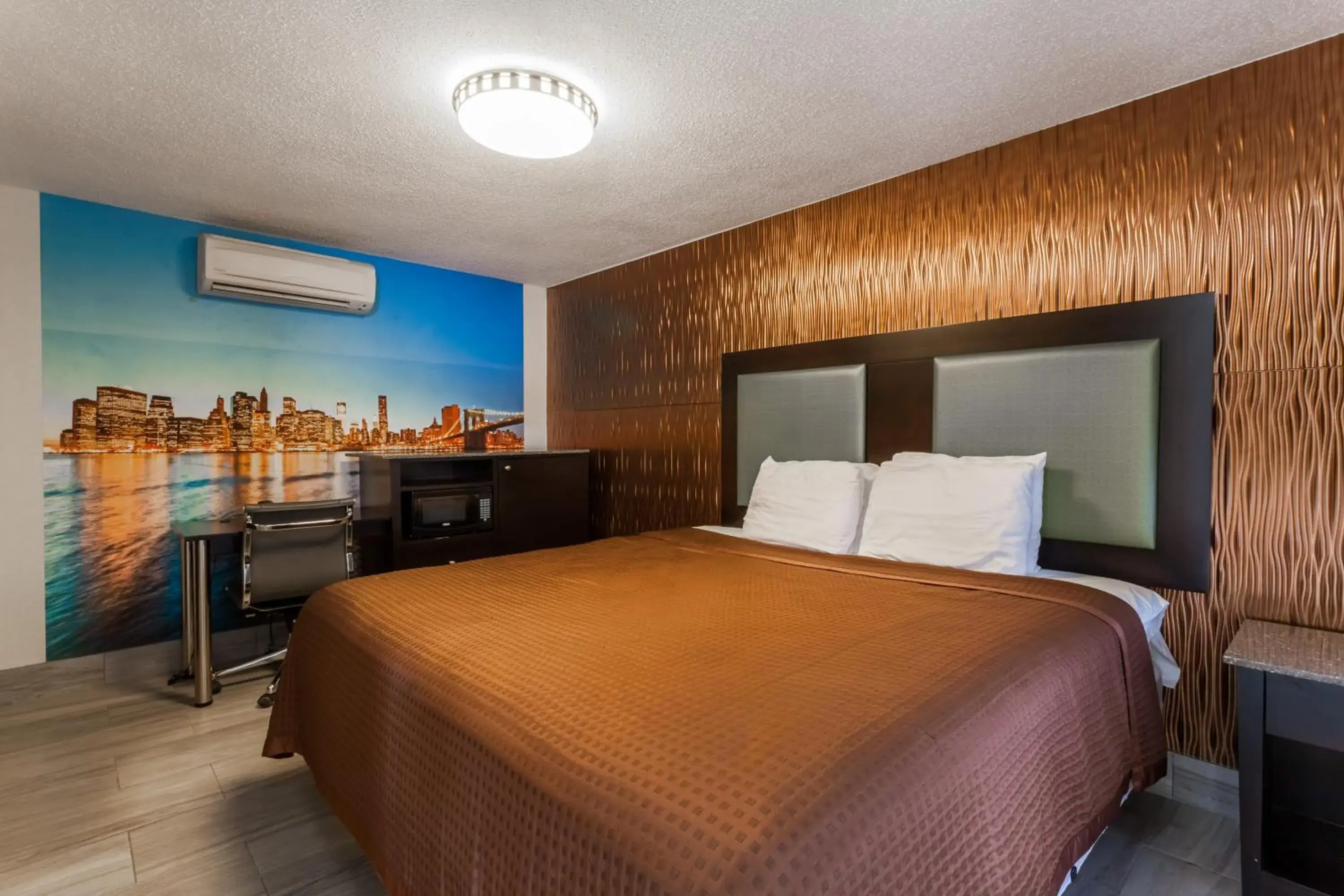 Bedroom, Bed in Travelodge by Wyndham South Hackensack