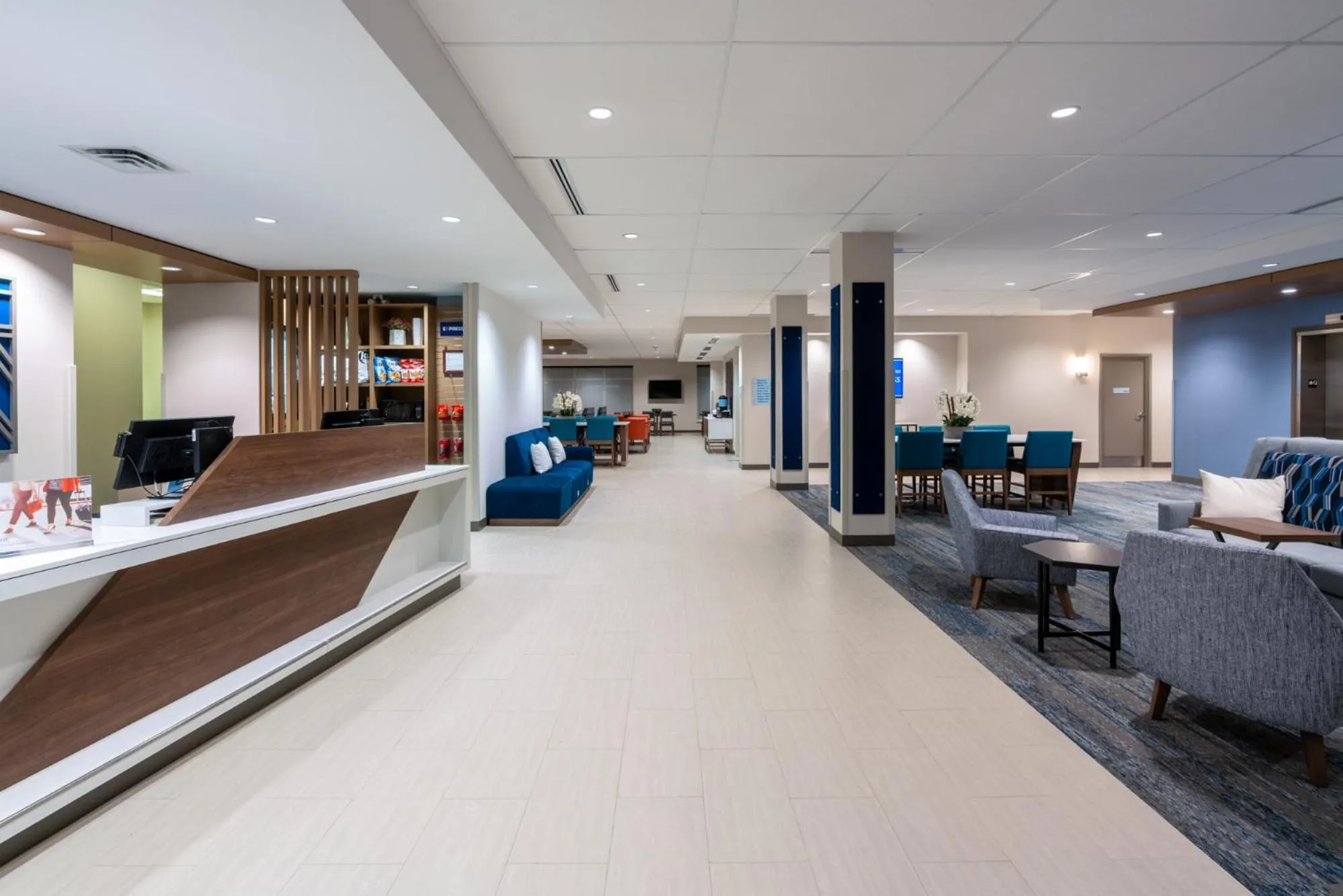Lobby or reception in Holiday Inn Express & Suites Vaughan-Southwest by IHG