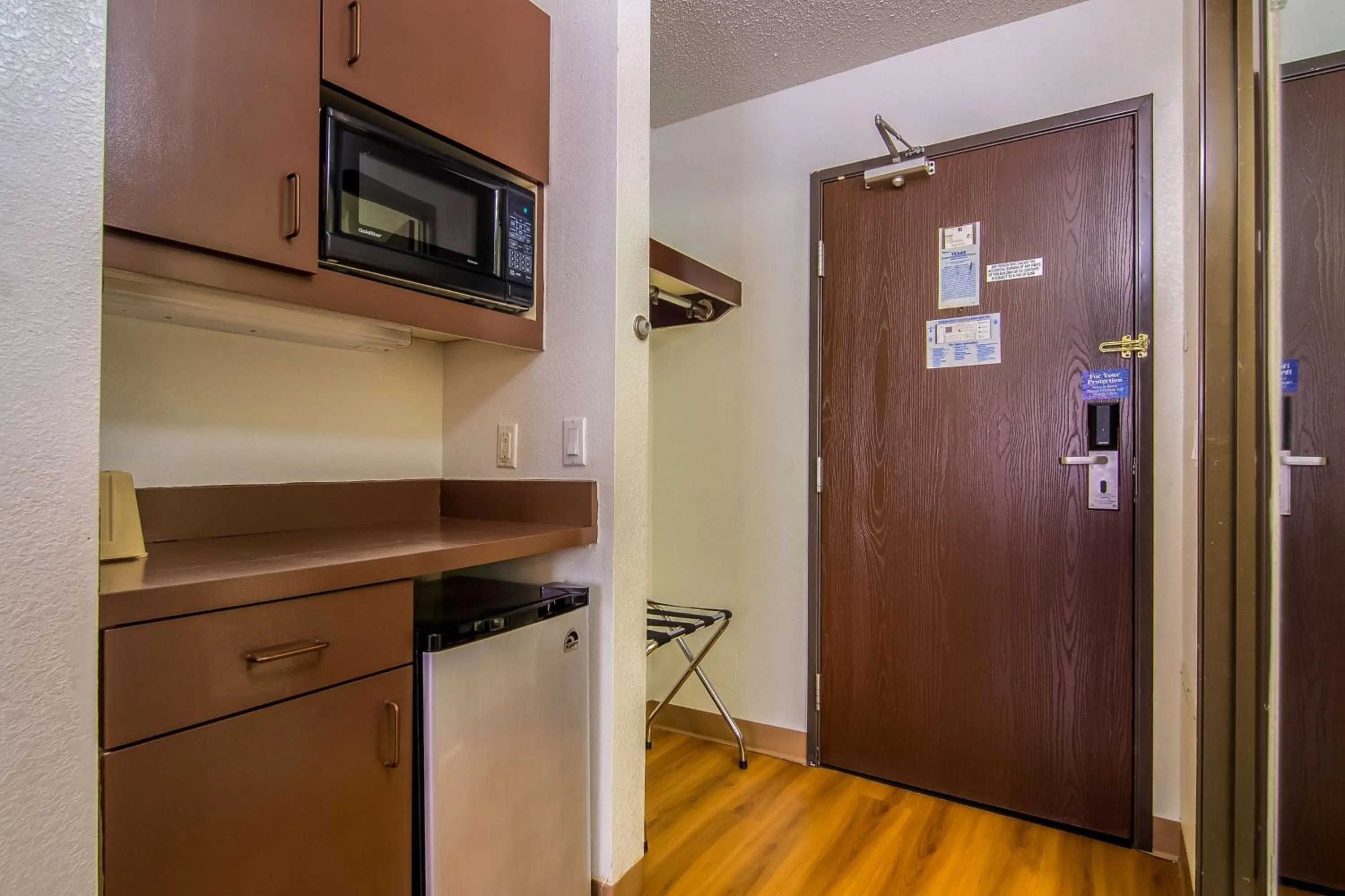 Photo of the whole room in Motel 6-Dallas, TX - North - Richardson