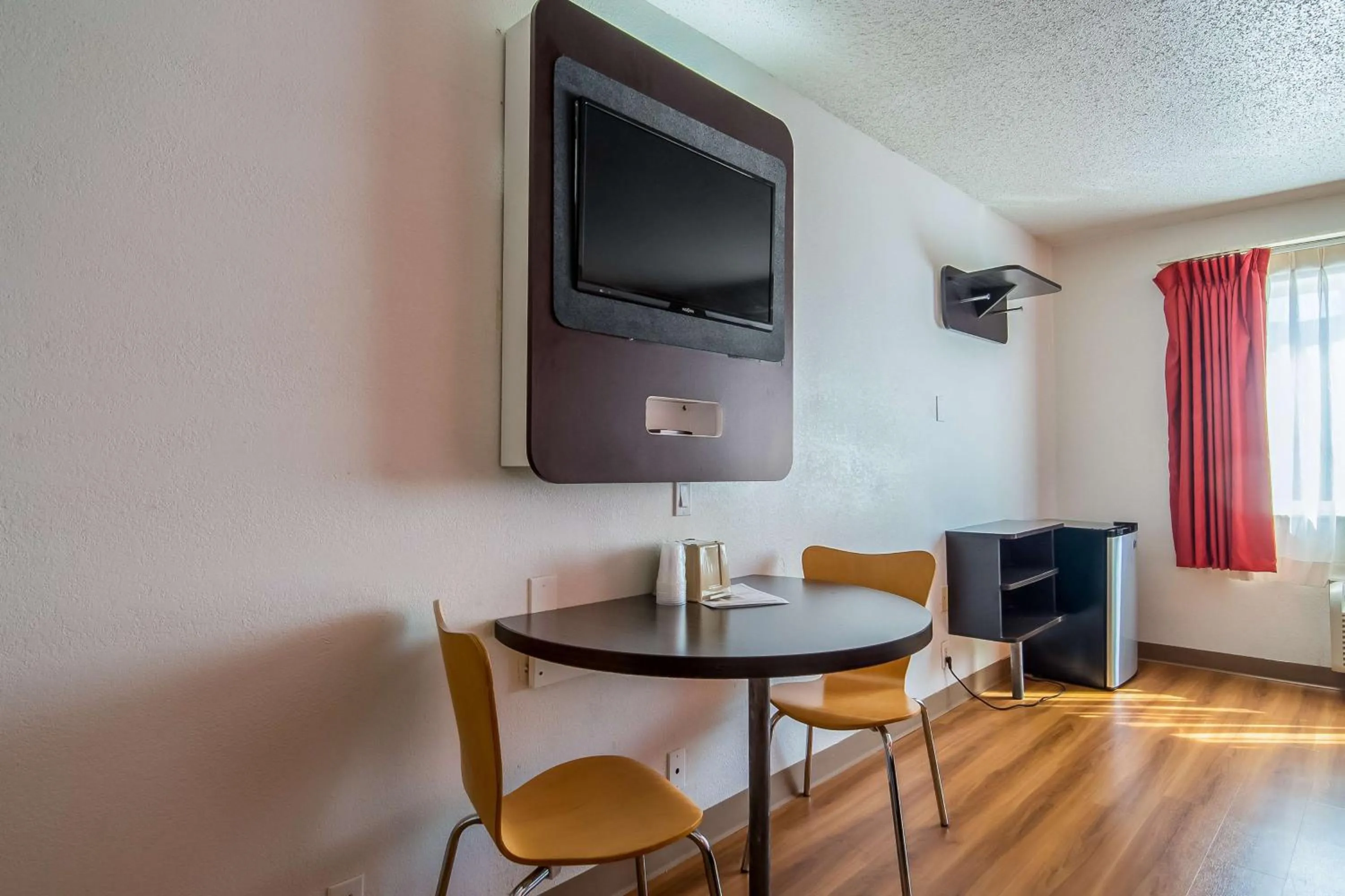 Photo of the whole room in Motel 6-Dallas, TX - North - Richardson