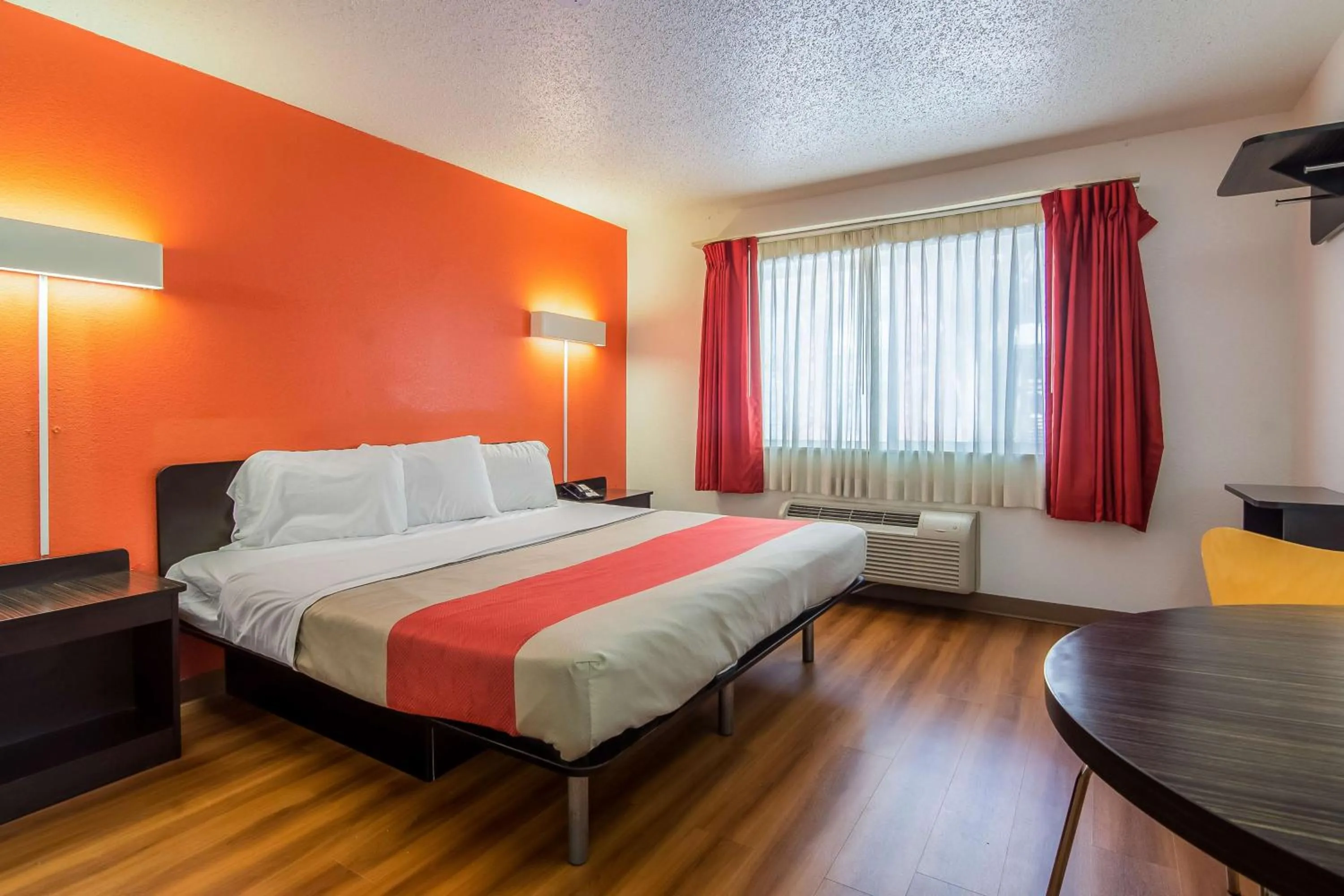 Photo of the whole room, Bed in Motel 6-Dallas, TX - North - Richardson