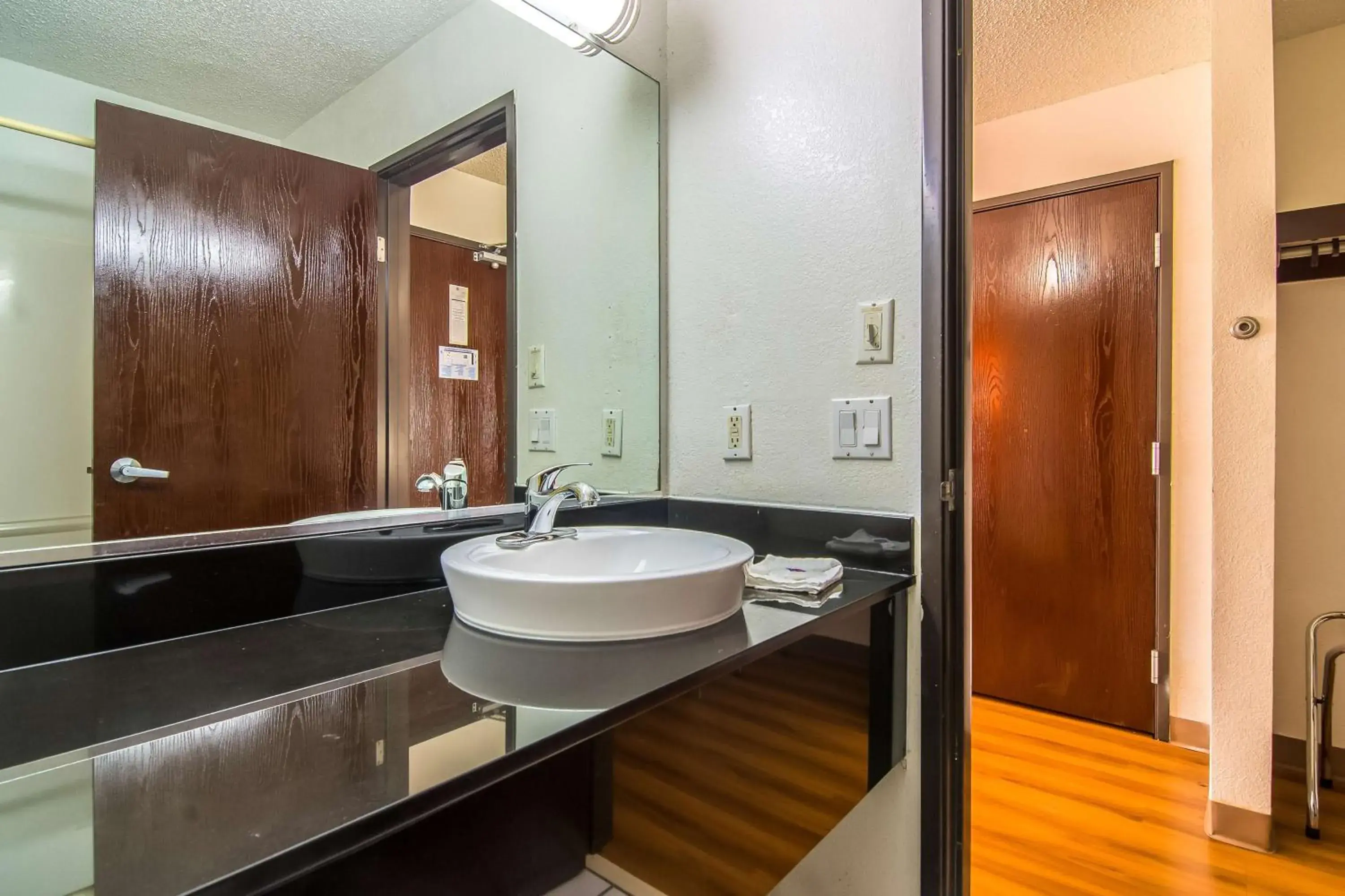 Photo of the whole room in Motel 6-Dallas, TX - North - Richardson Photo of the whole room in Motel 6-Dallas, TX - North - Richardson