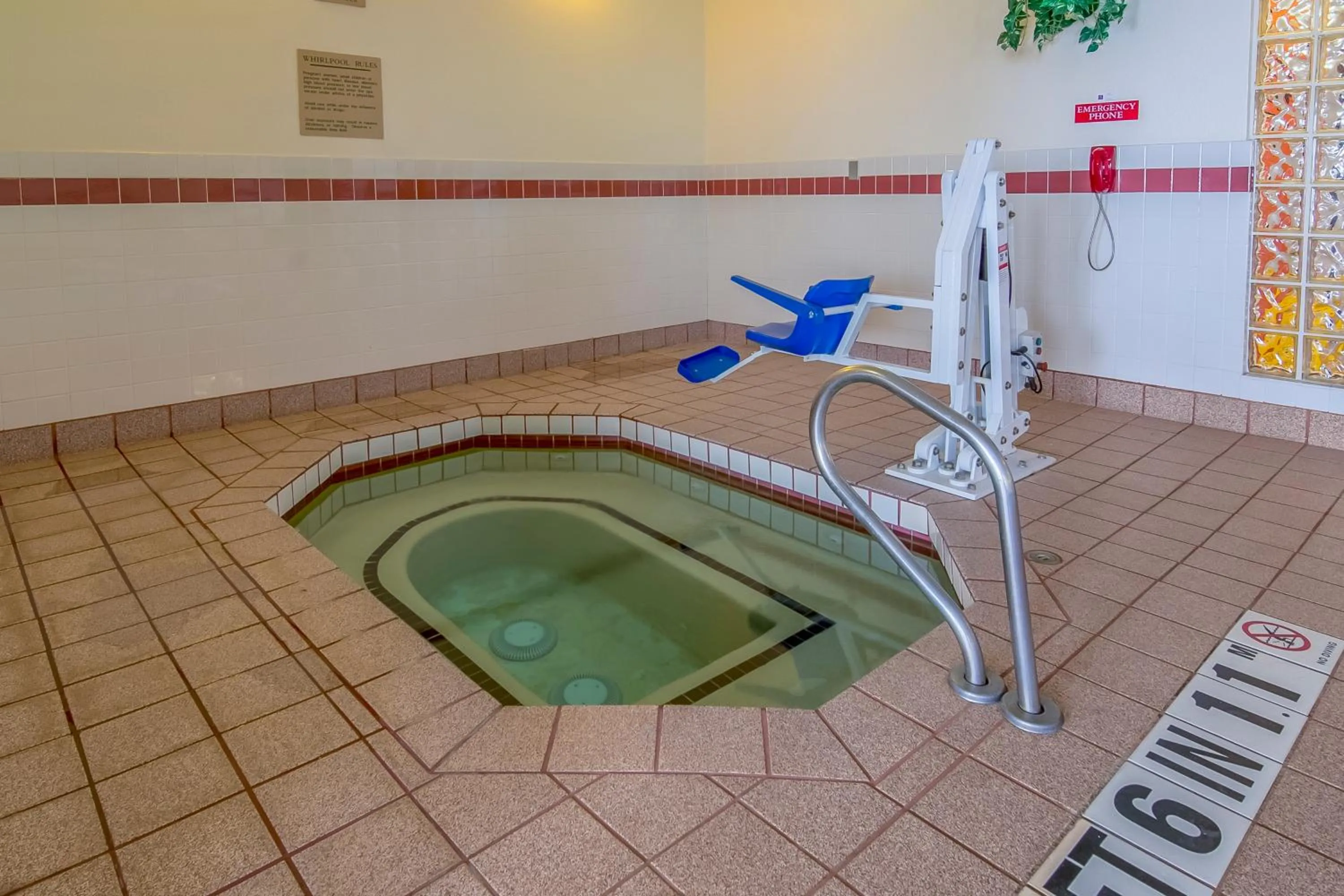 Swimming pool in Motel 6-Dallas, TX - North - Richardson