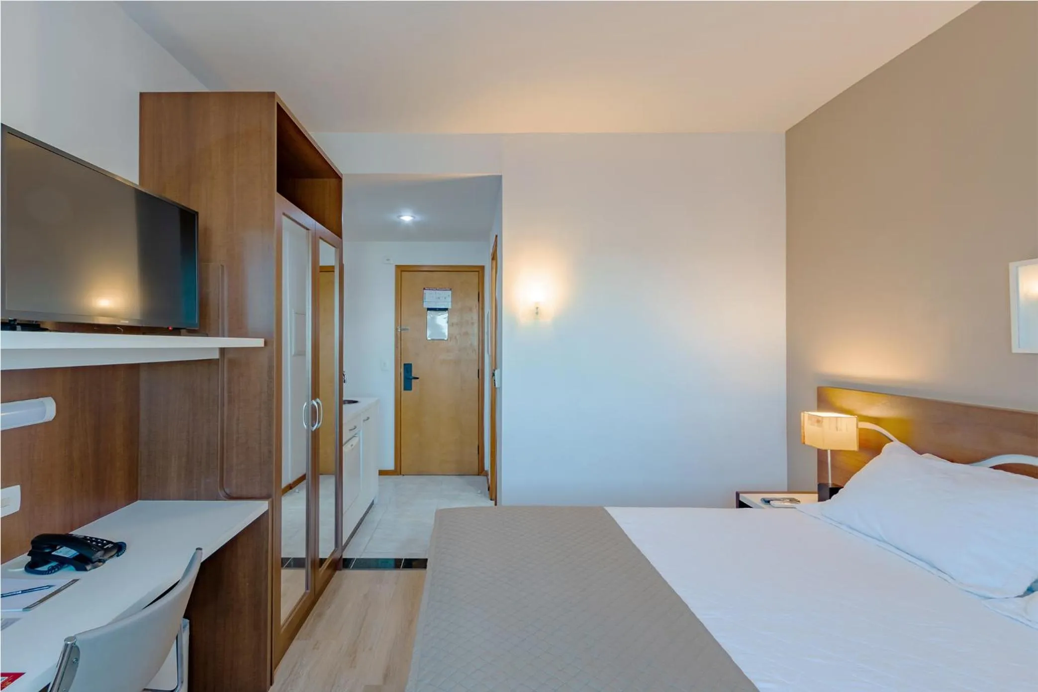 Photo of the whole room, Bed in Bristol Centro Civico Curitiba