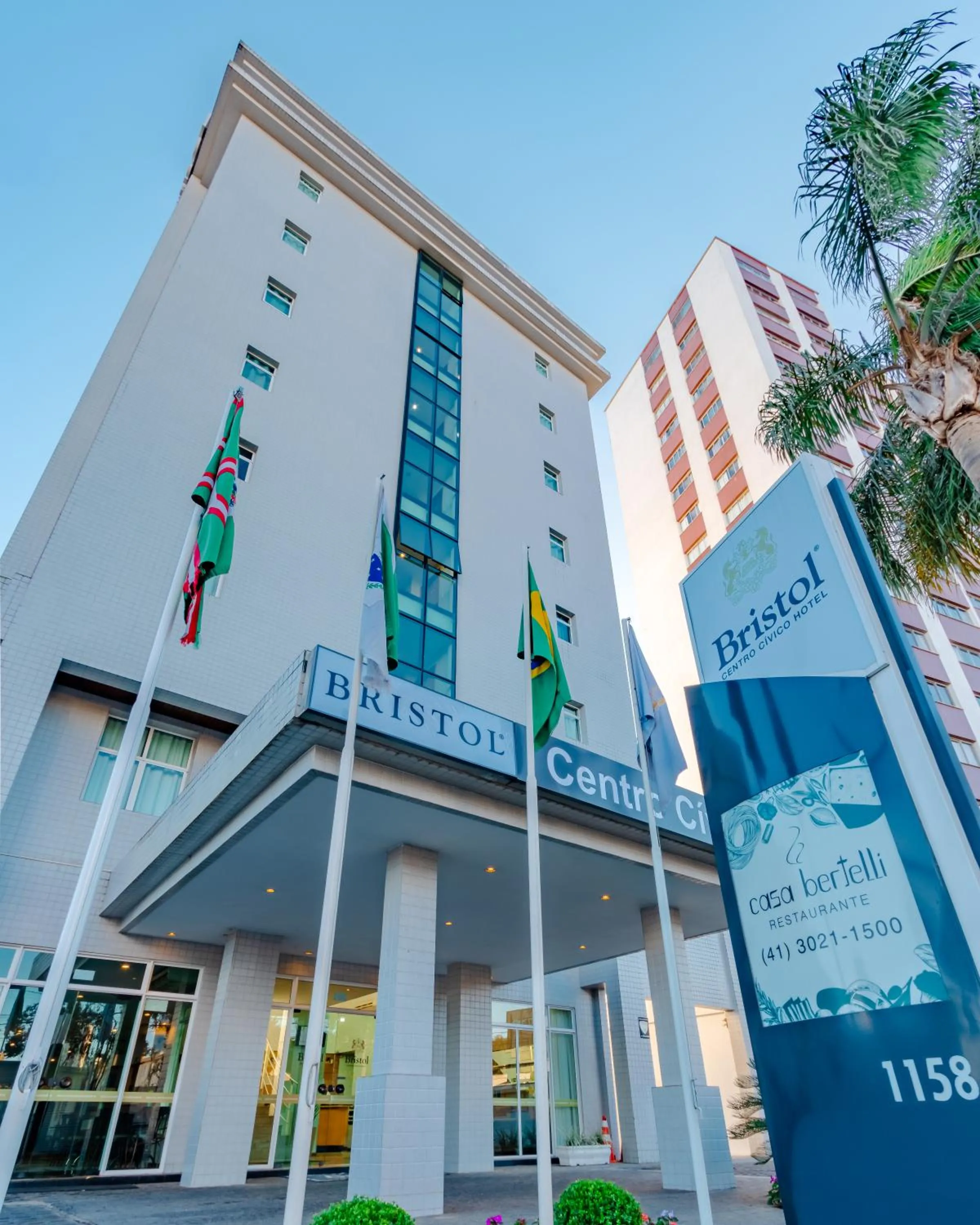 Facade/entrance in Bristol Centro Civico Curitiba