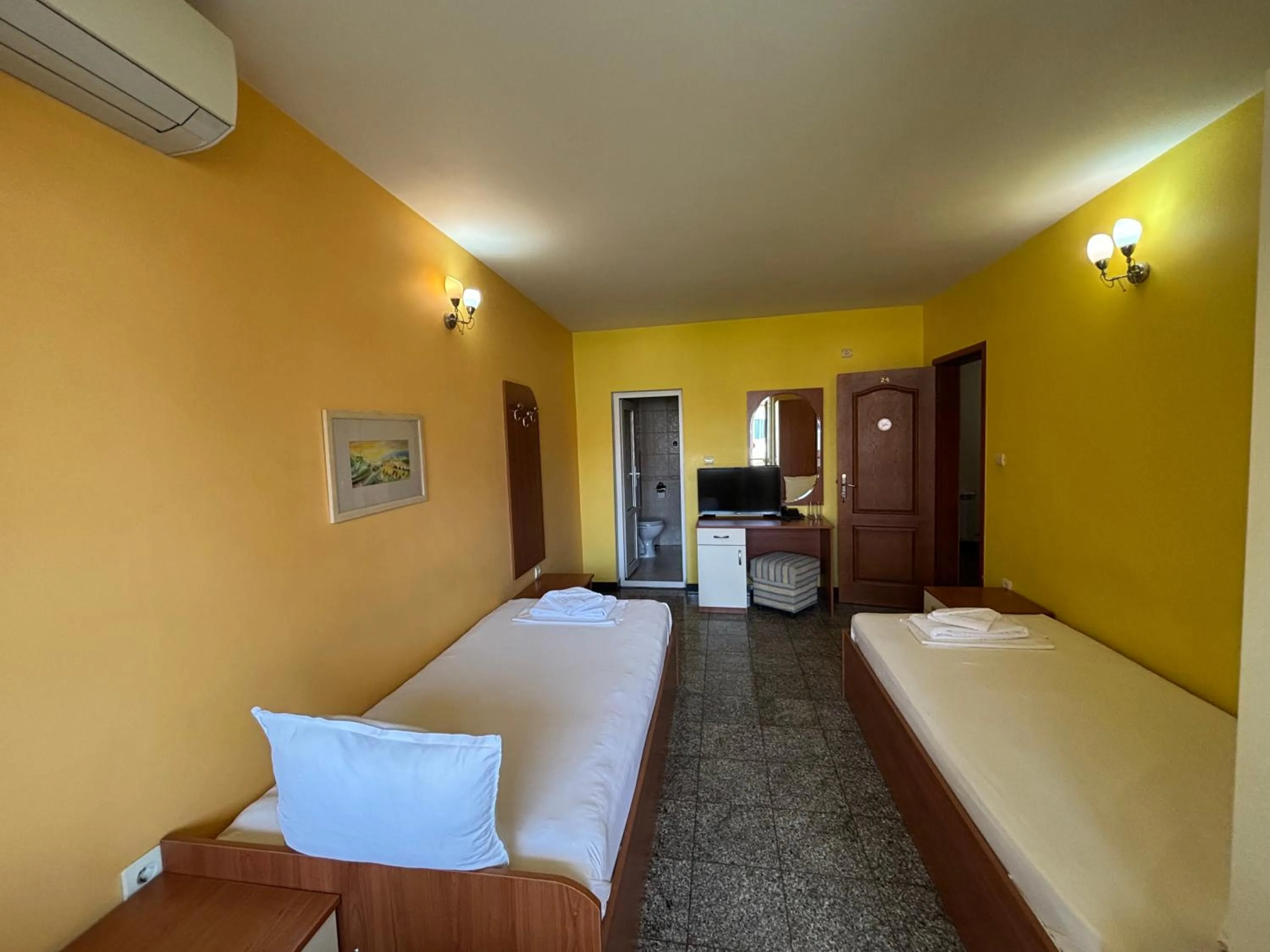 Bed in Hotel Ertancom