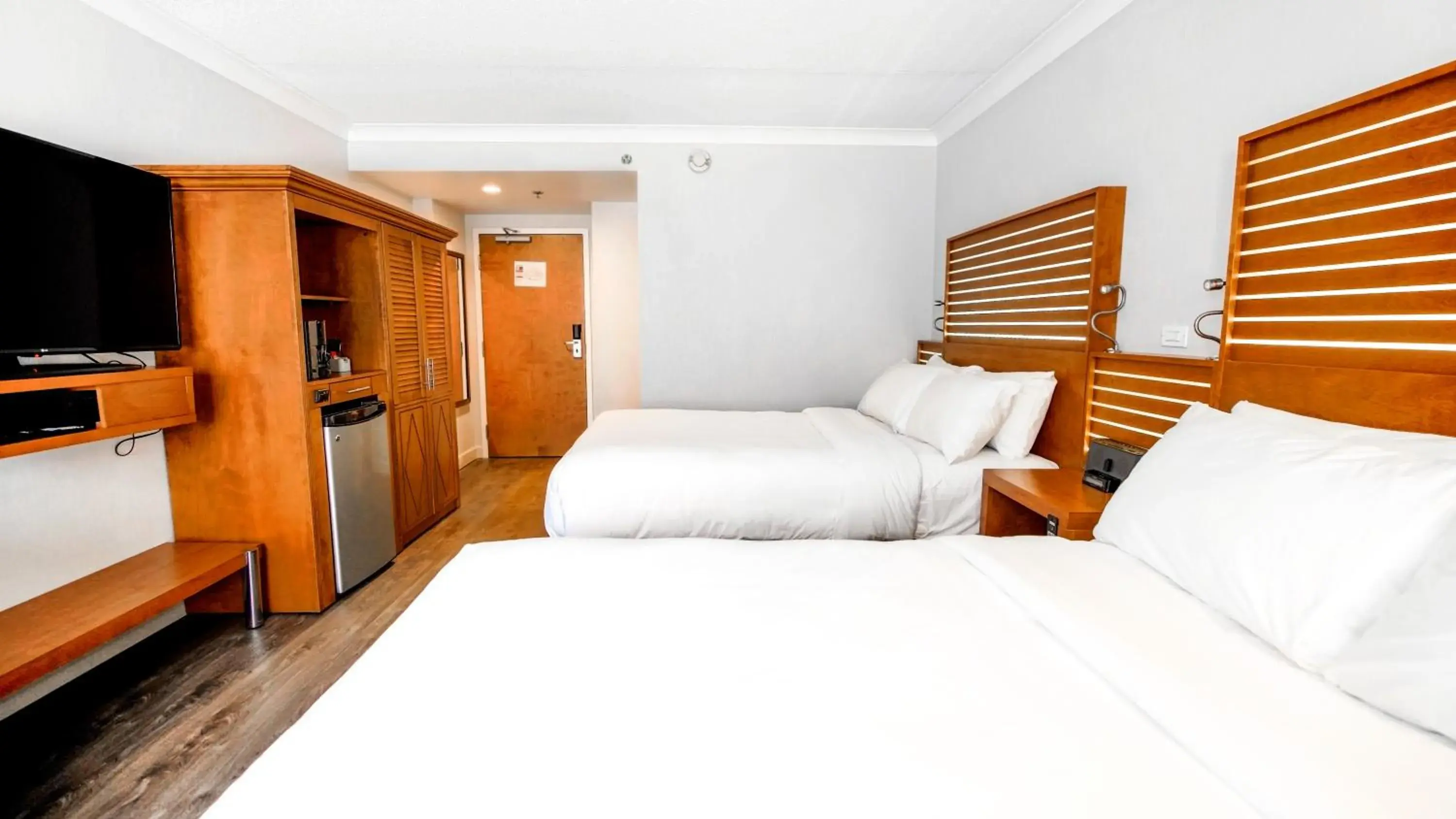 Double Room with Two Double Beds and Shower in Hôtel Lindbergh par JARO Double Room with Two Double Beds and Shower in Hôtel Lindbergh par JARO