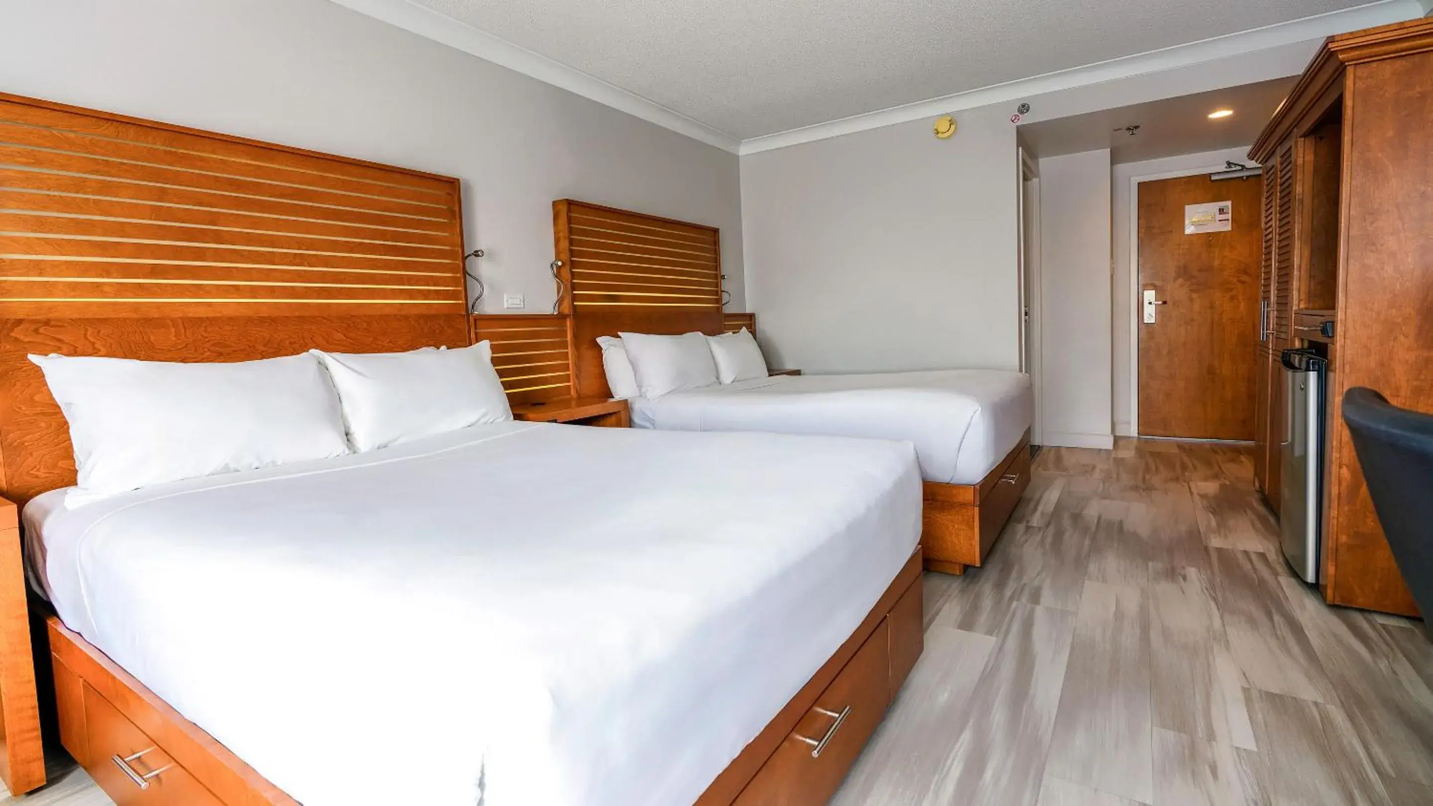 Double Room with Two Double Beds and Bath in Hôtel Lindbergh par JARO Double Room with Two Double Beds and Bath in Hôtel Lindbergh par JARO