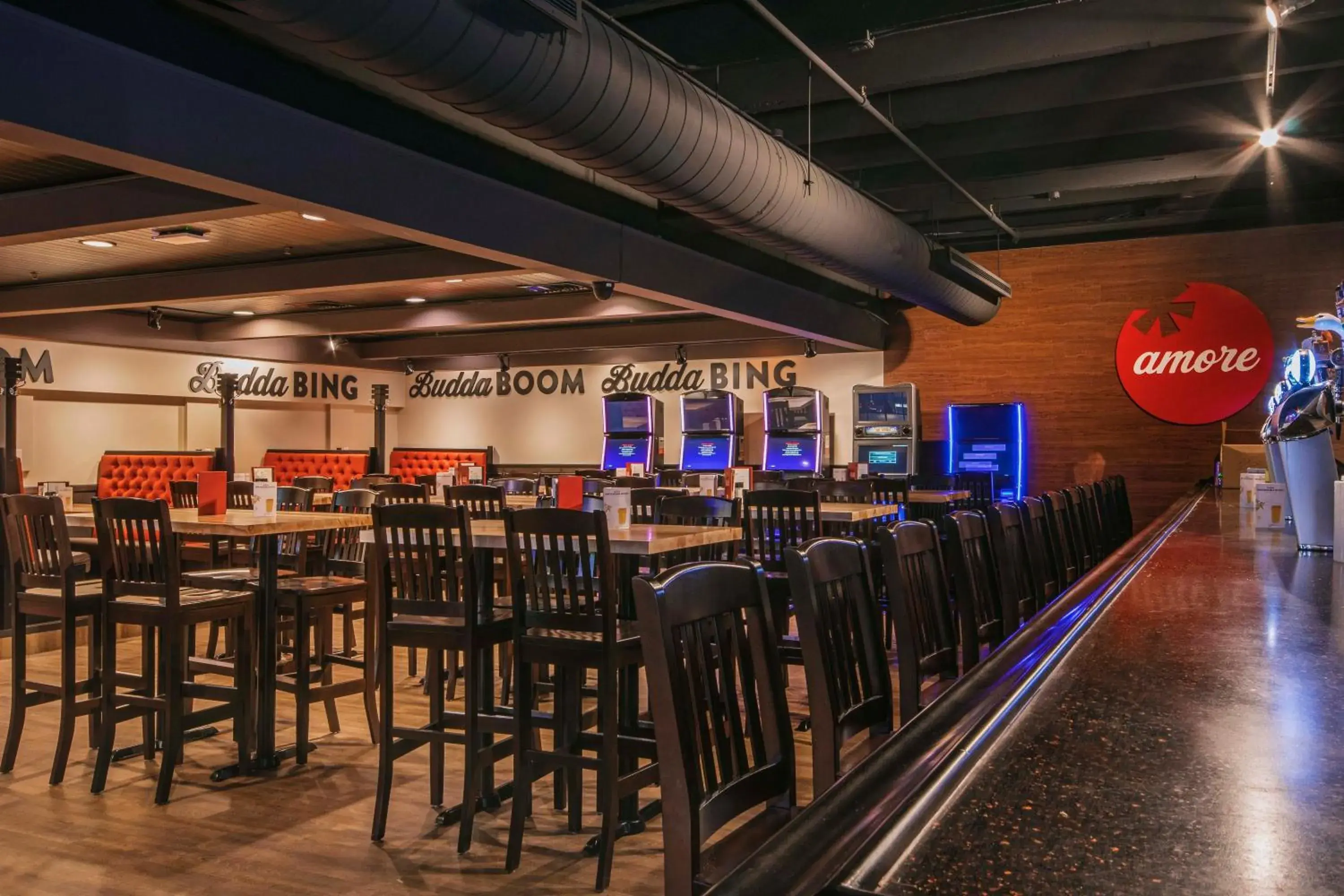 Lounge or bar in Holiday Inn St Johns by IHG Lounge or bar in Holiday Inn St Johns by IHG