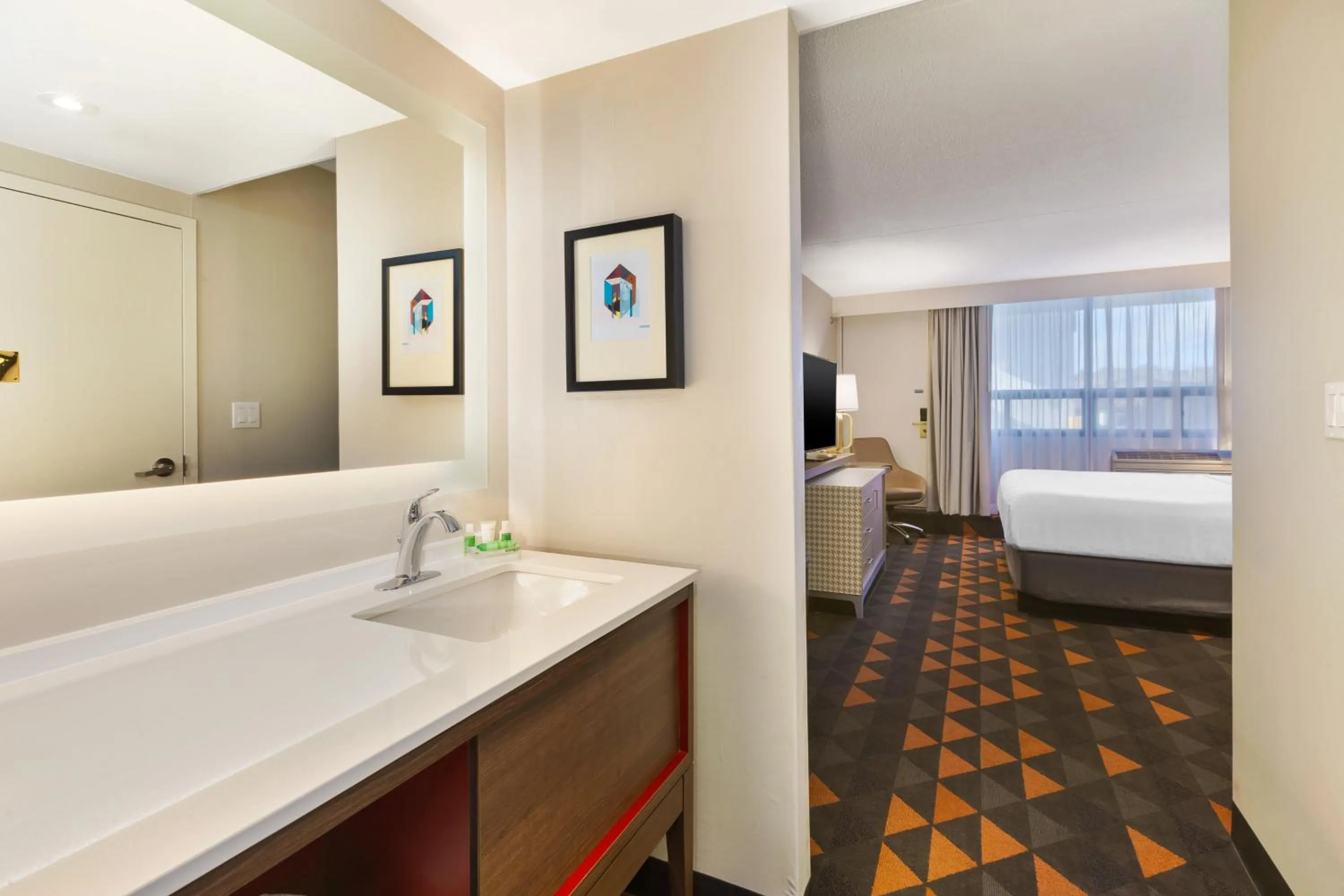 Bathroom, Bed in Holiday Inn St Johns by IHG