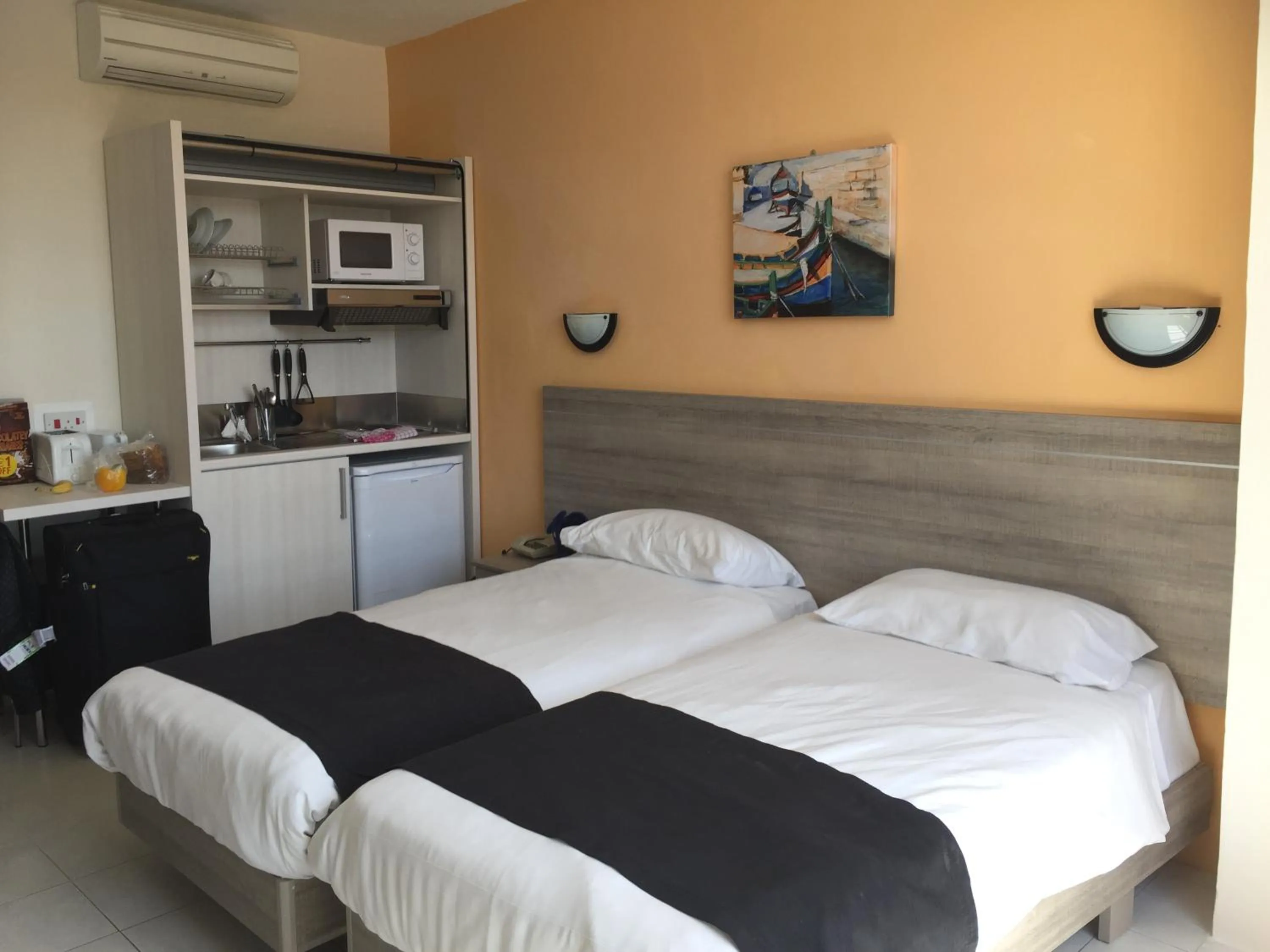 Kitchen or kitchenette, Bed in Dean Hamlet Hotel