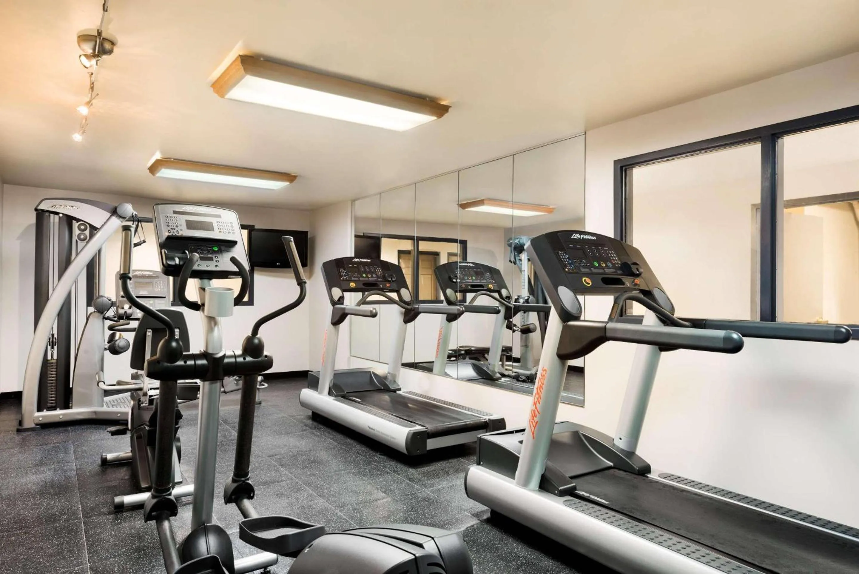Fitness centre/facilities in Country Inn & Suites by Radisson, Minneapolis West, MN