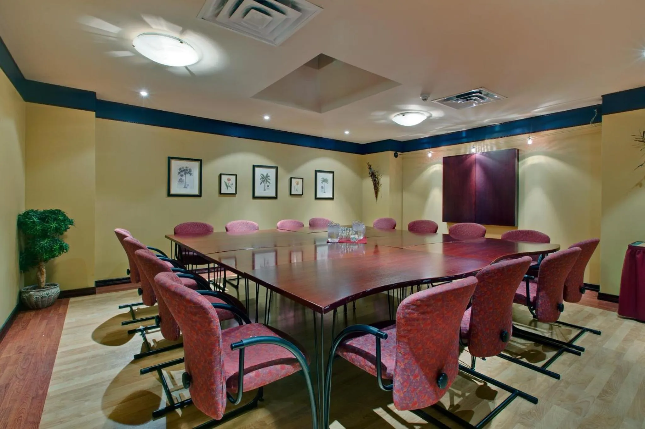Meeting/conference room in Holiday Inn Express Hotel & Suites Charlottetown by IHG