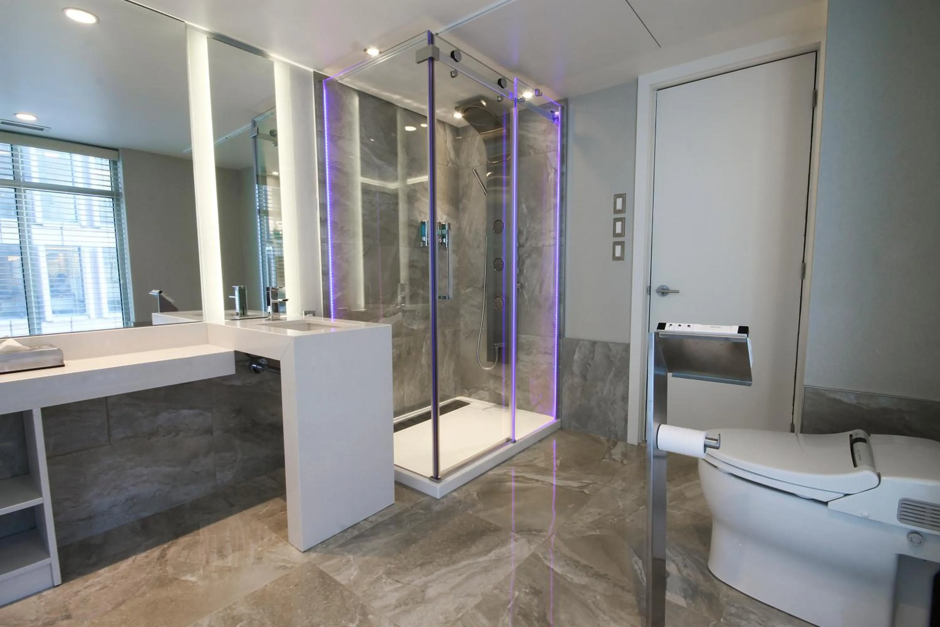 Shower in Hôtel Palace Royal Centre-Ville Québec par JARO