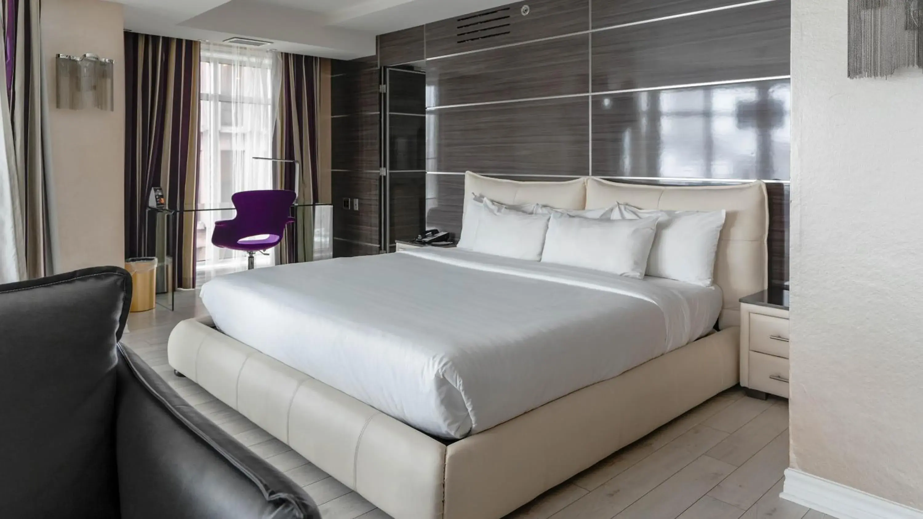 Bedroom, Bed in Hôtel Palace Royal Centre-Ville Québec par JARO Bedroom, Bed in Hôtel Palace Royal Centre-Ville Québec par JARO