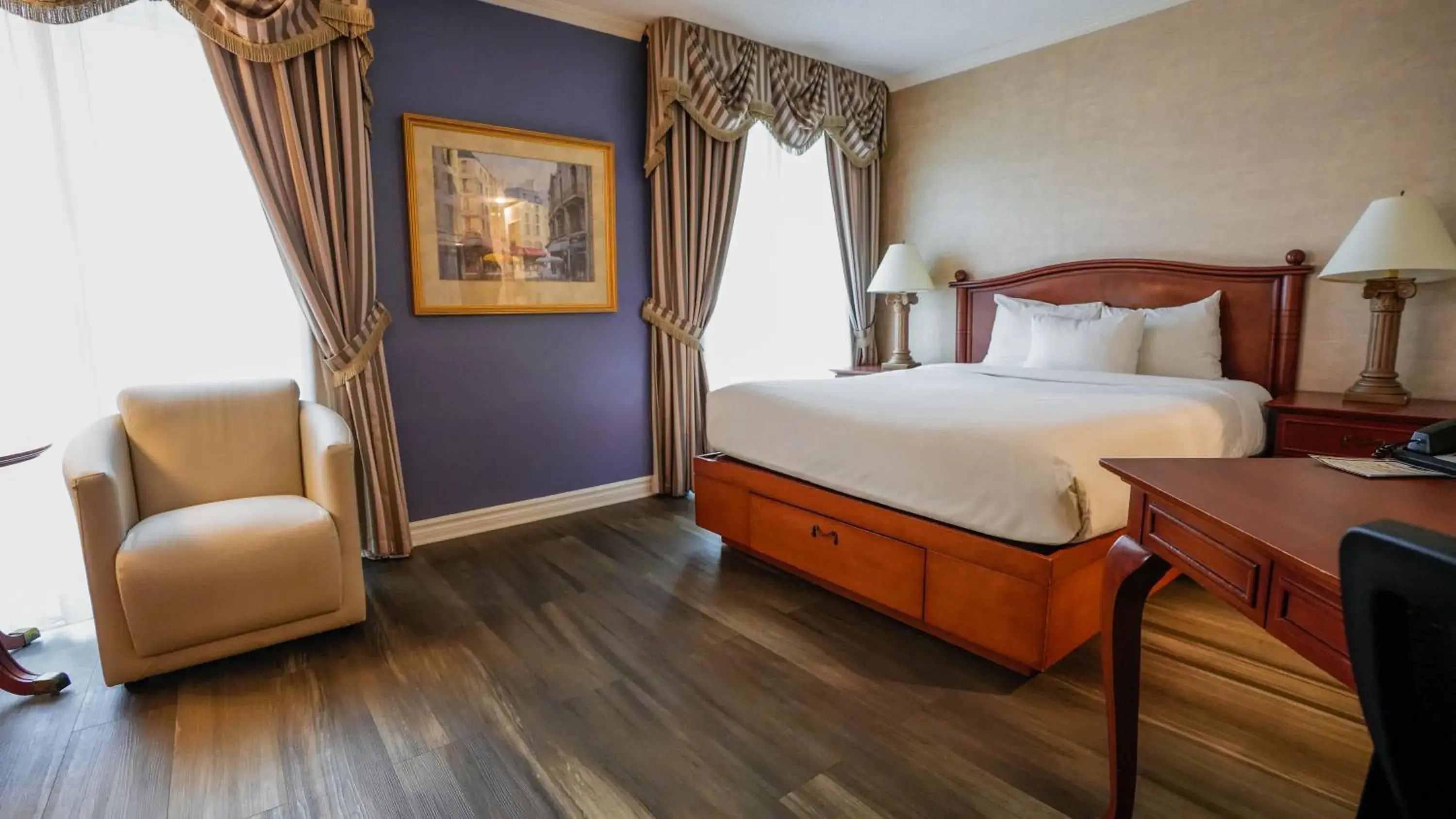 Living room, Bed in Hôtel Palace Royal Centre-Ville Québec par JARO Living room, Bed in Hôtel Palace Royal Centre-Ville Québec par JARO