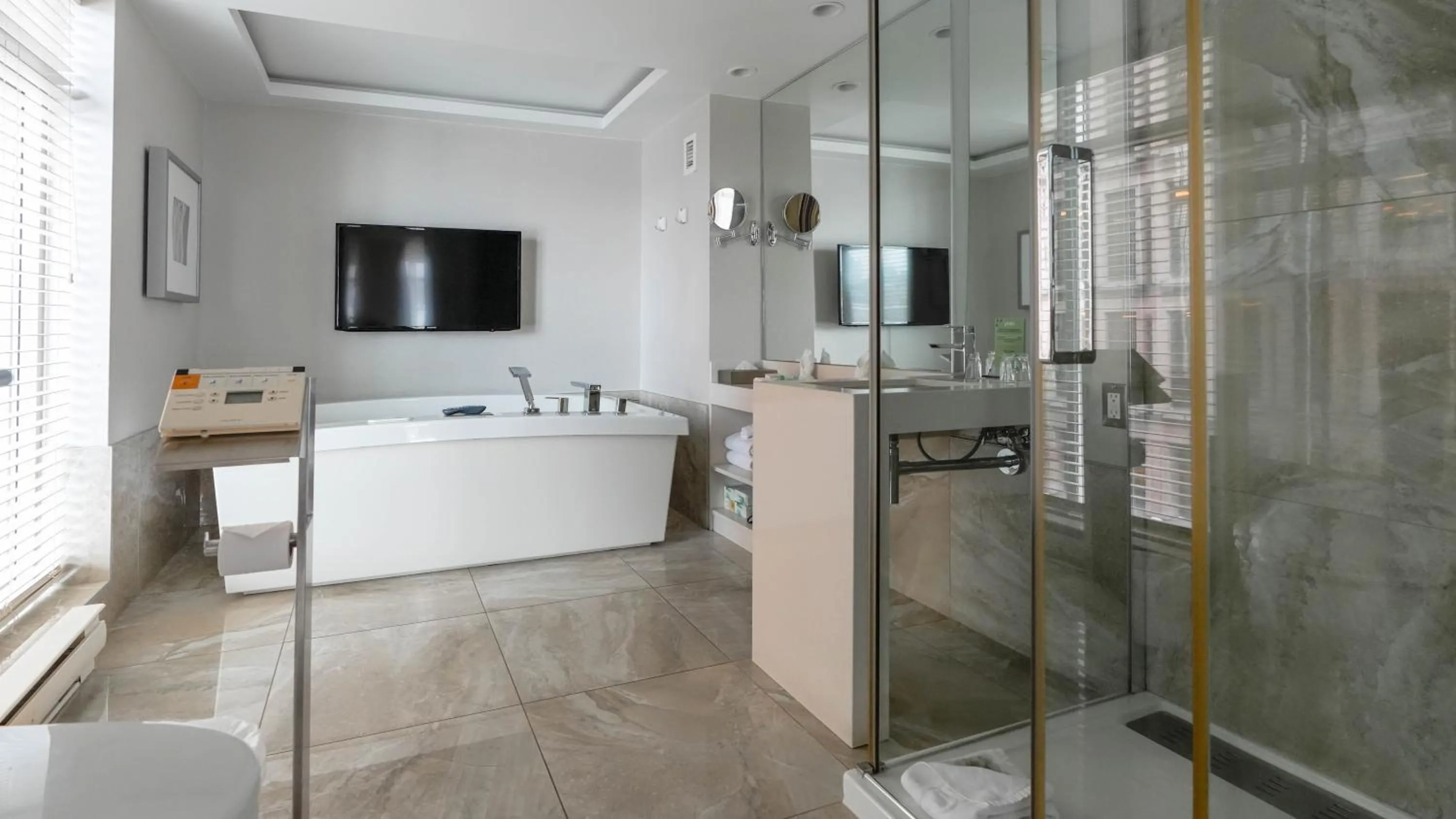 Shower in Hôtel Palace Royal Centre-Ville Québec par JARO