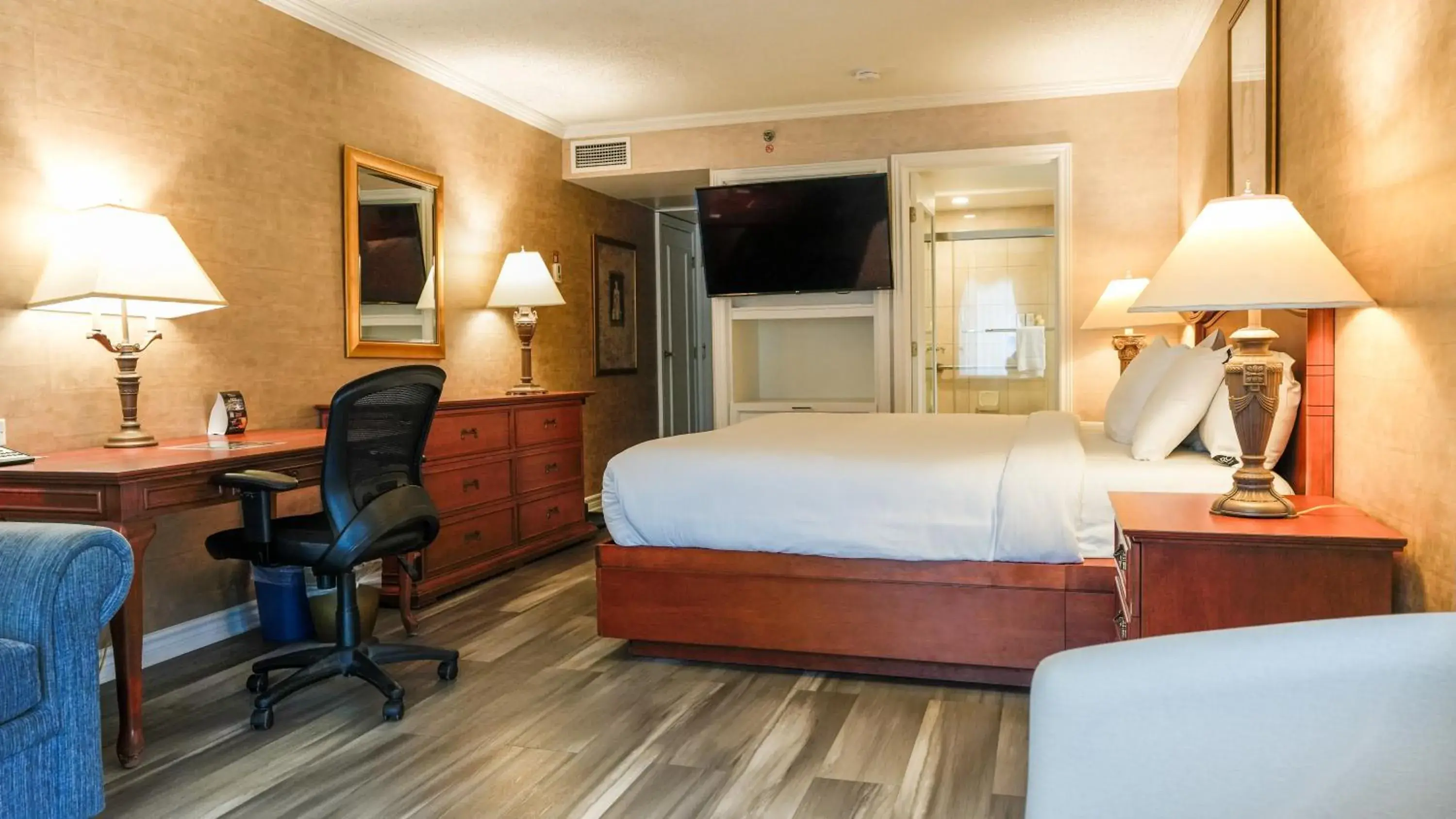 Bed in Hôtel Palace Royal Centre-Ville Québec par JARO Bed in Hôtel Palace Royal Centre-Ville Québec par JARO