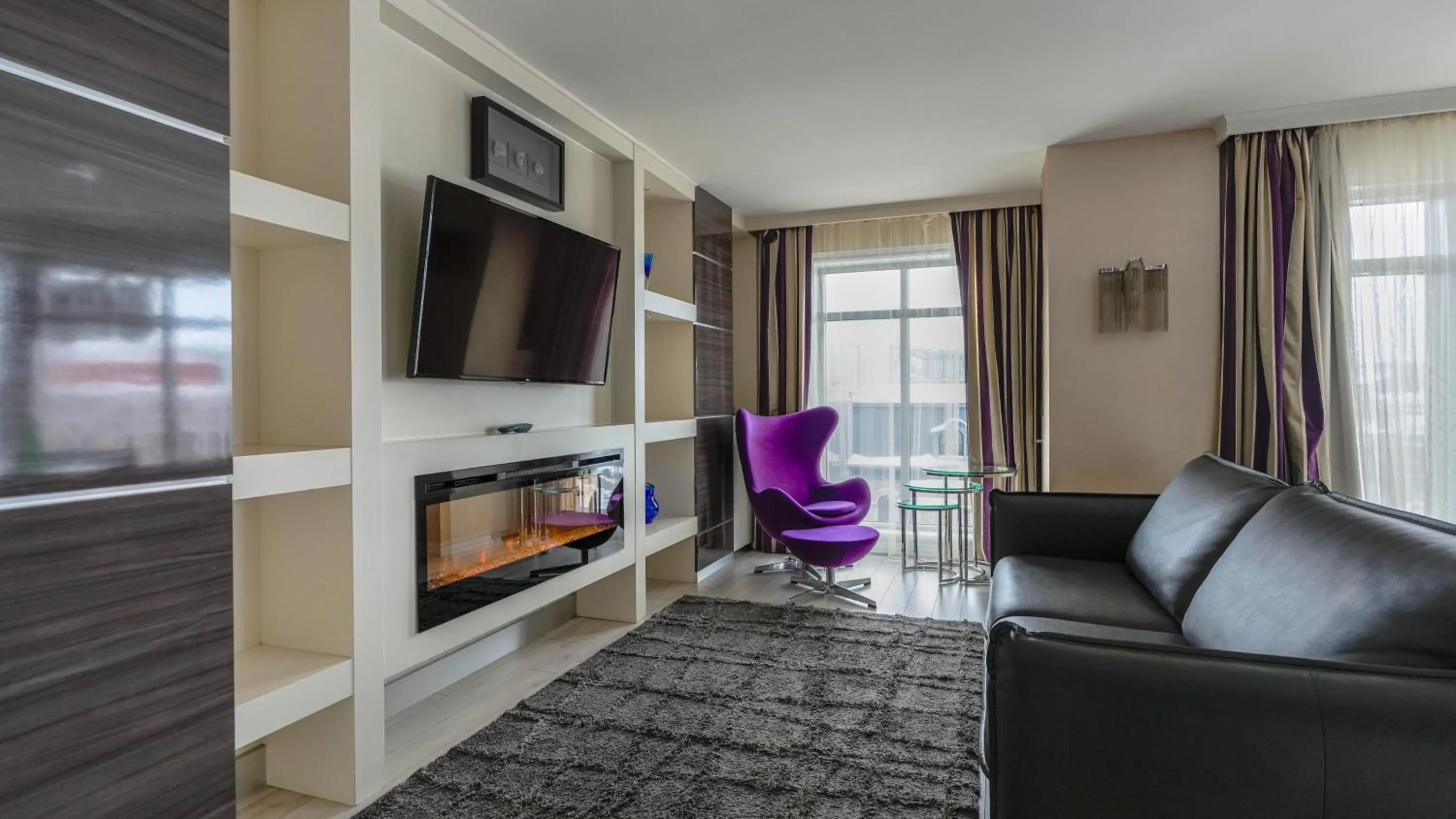 Communal lounge/ TV room in Hôtel Palace Royal Centre-Ville Québec par JARO