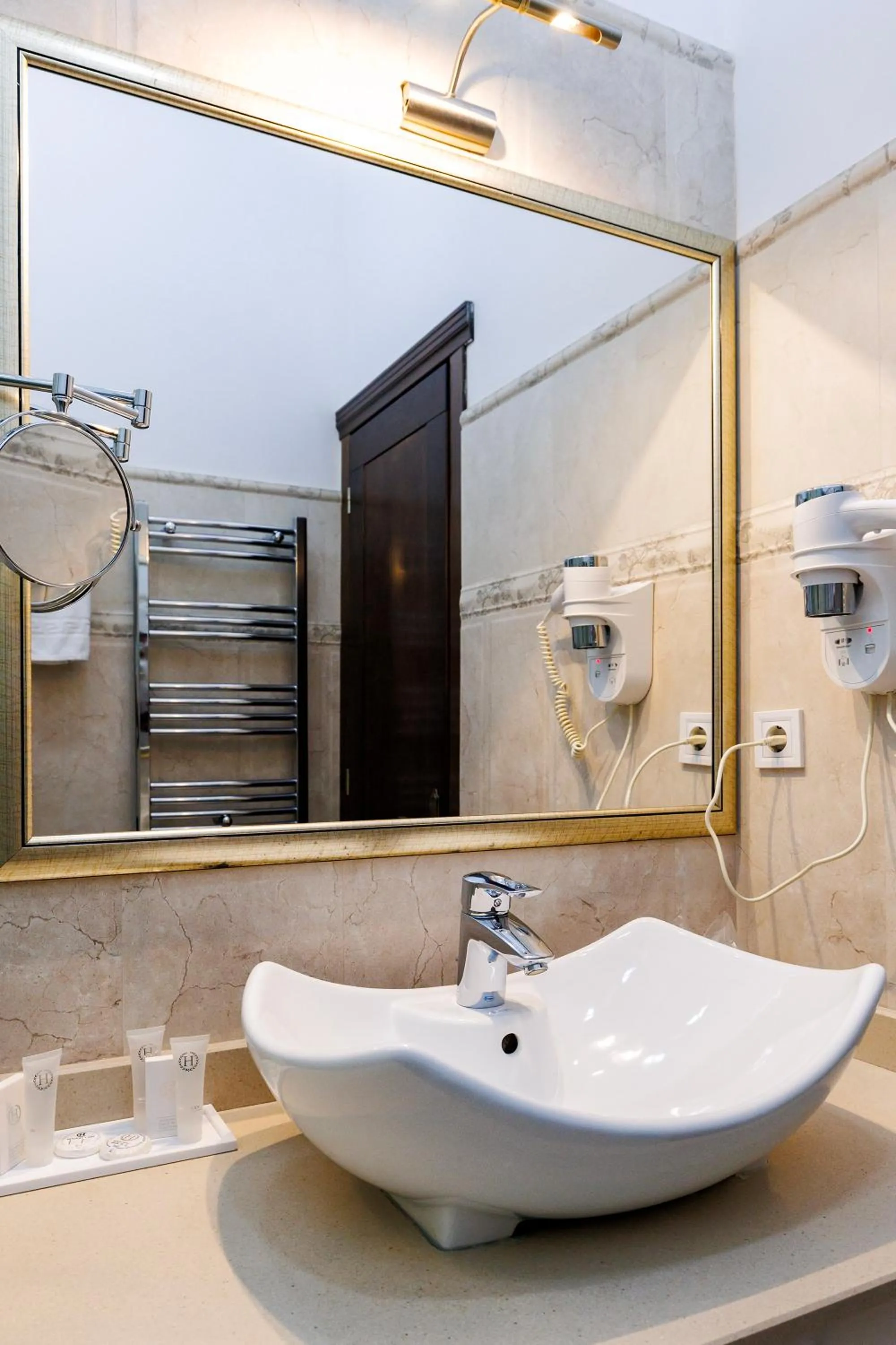 Shower in La Strada Boutique Villa