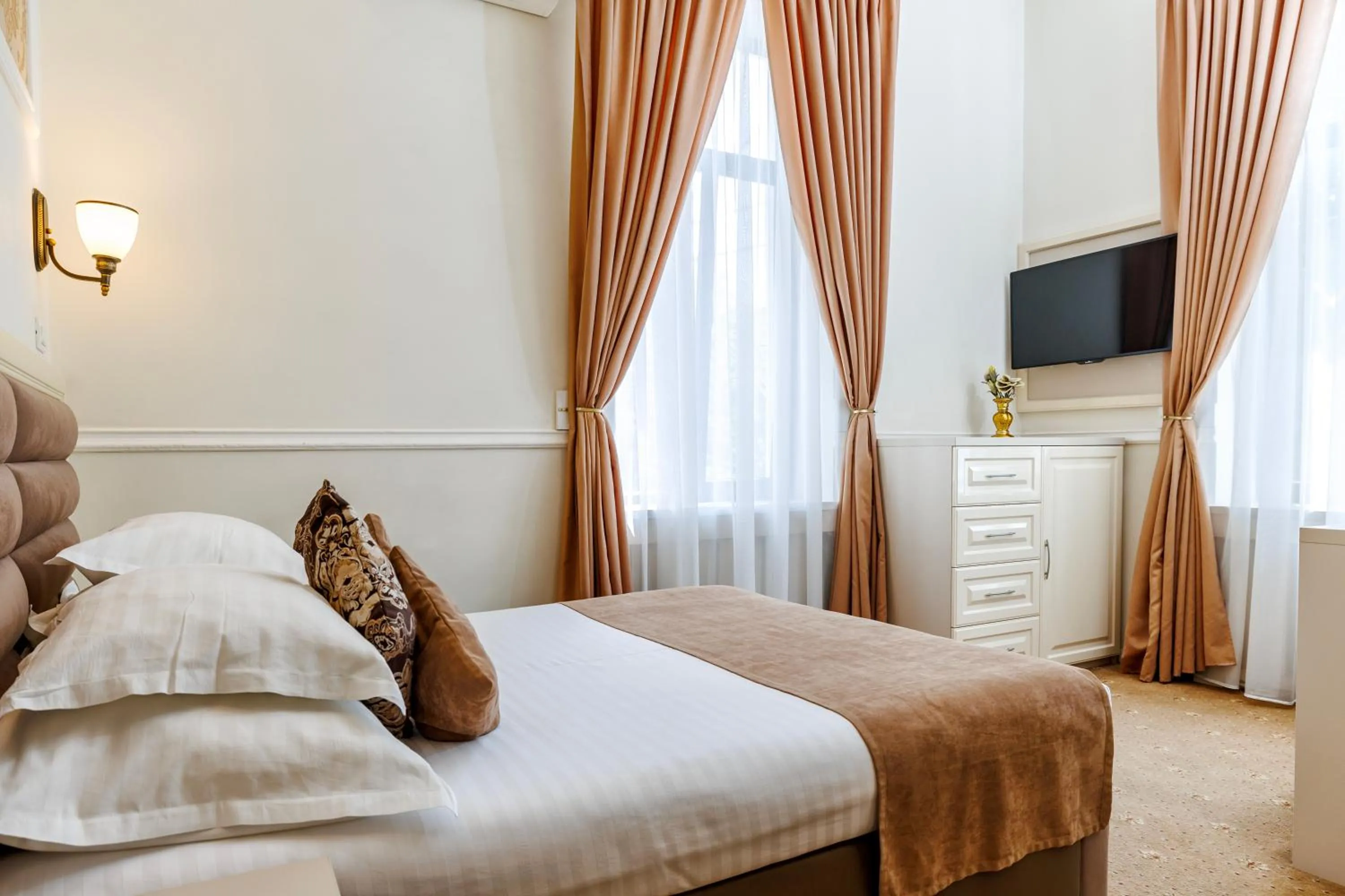 Bed in La Strada Boutique Villa