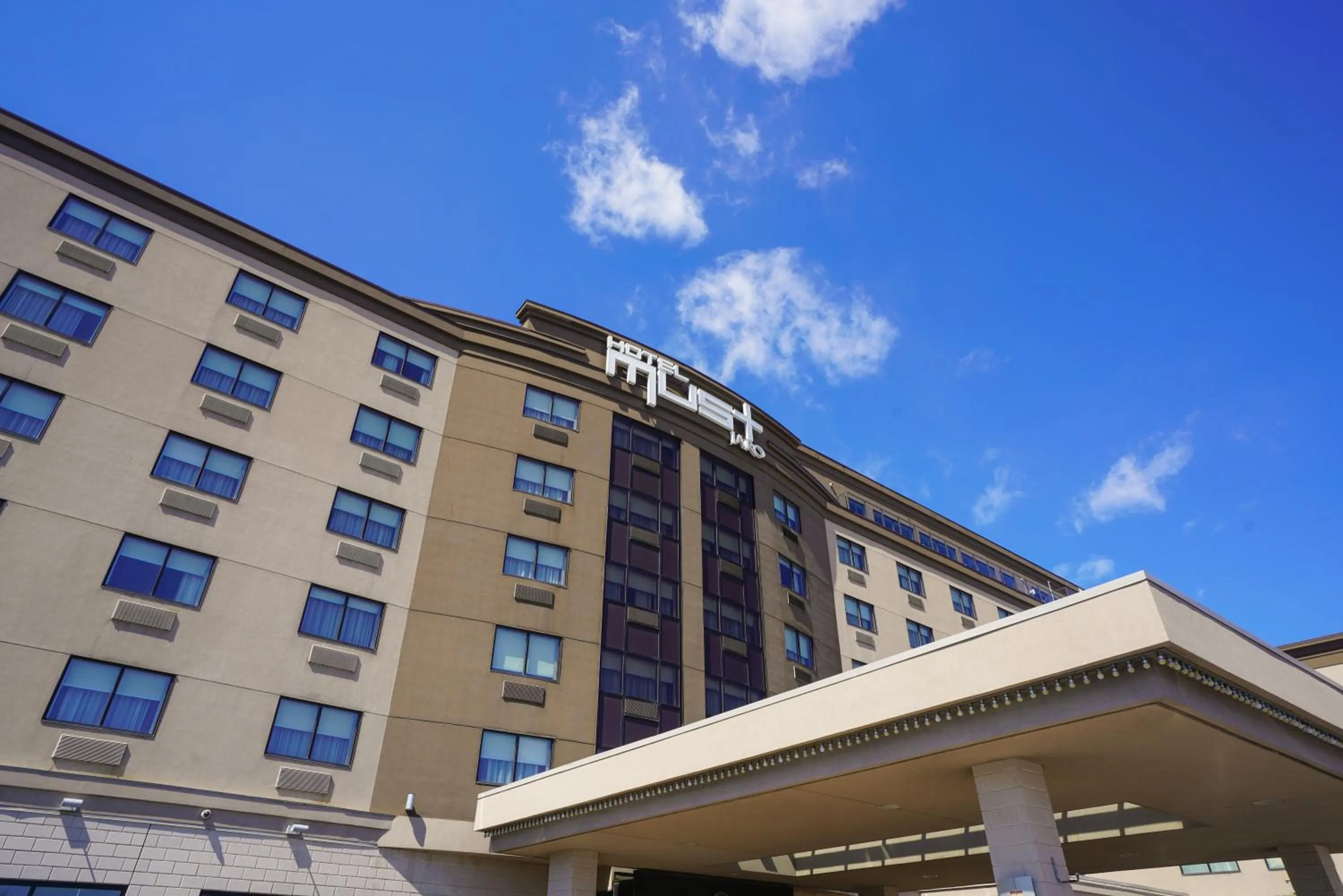 Property building in Hôtel Must Aéroport de Québec par JARO